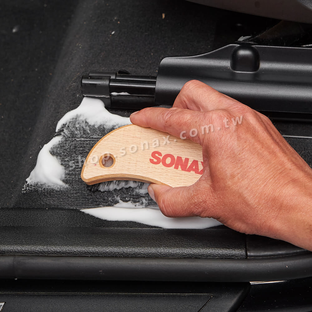 使用汽車內裝美容刷清潔