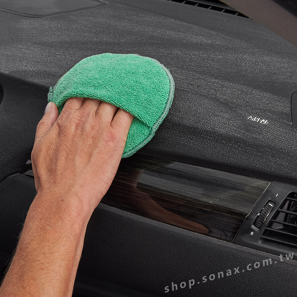 使用SONAX內裝美容手套擦拭