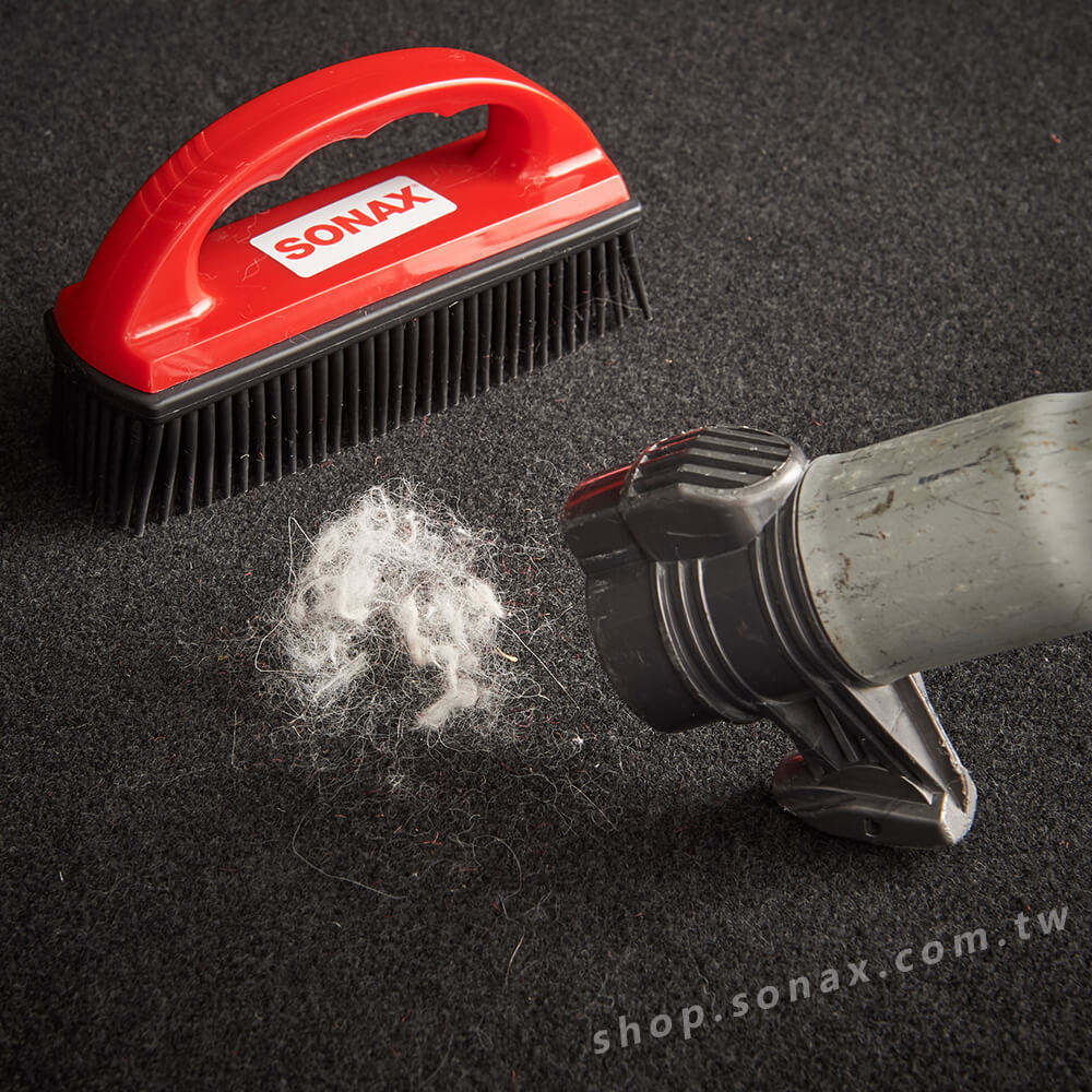 使用吸塵器清潔內裝