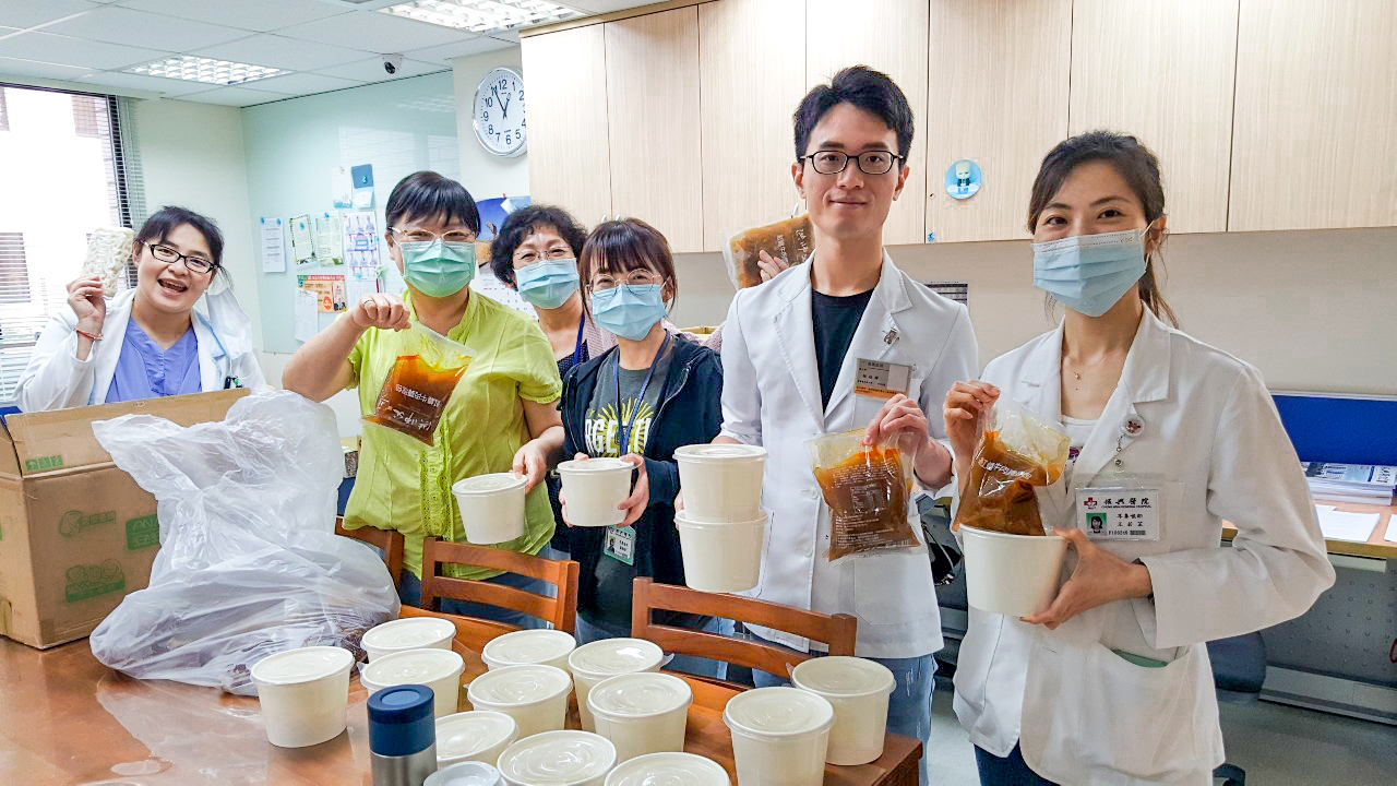 洪師父送牛肉麵製醫院