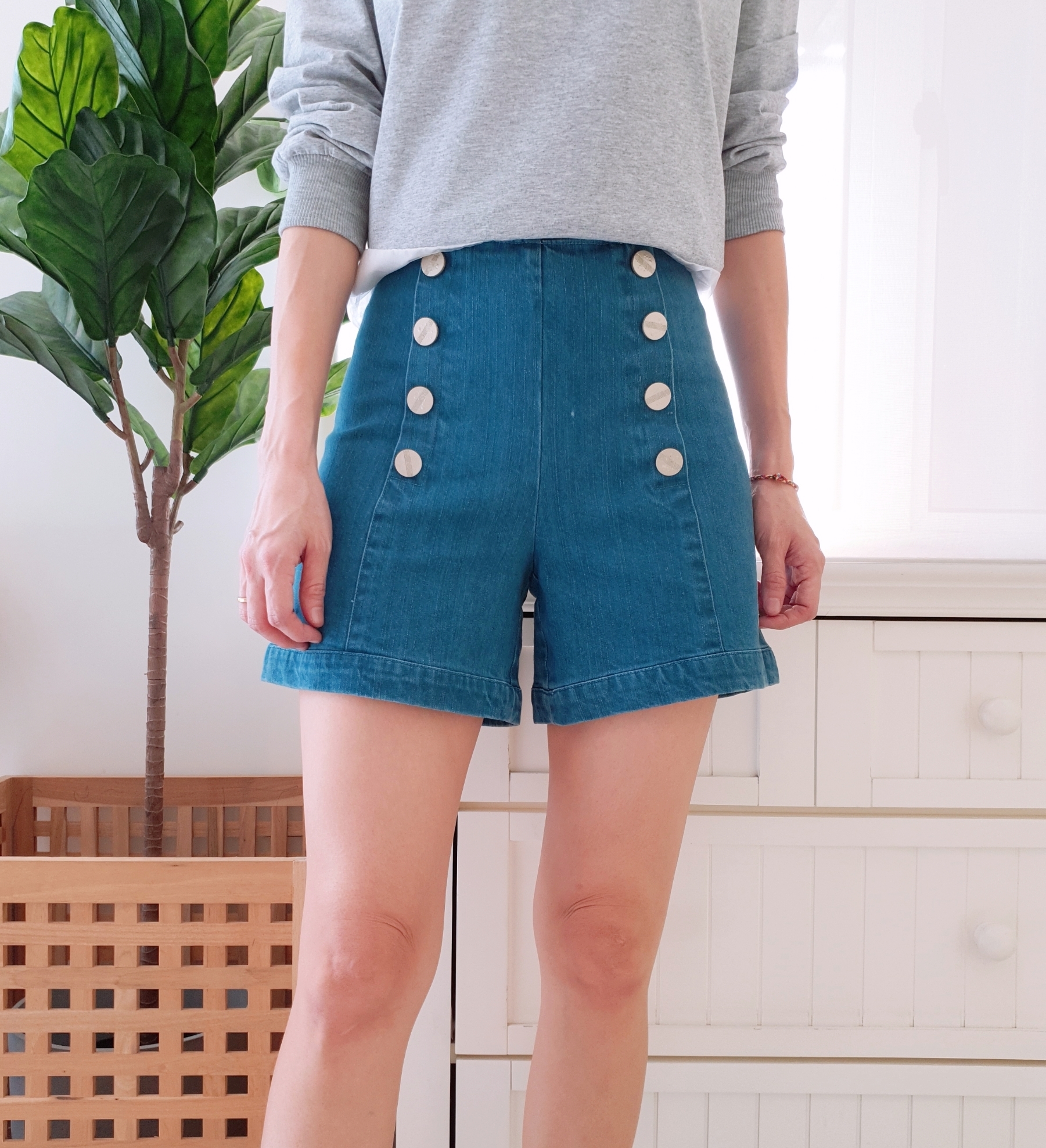 DENIM ZIP BACK SHORTS