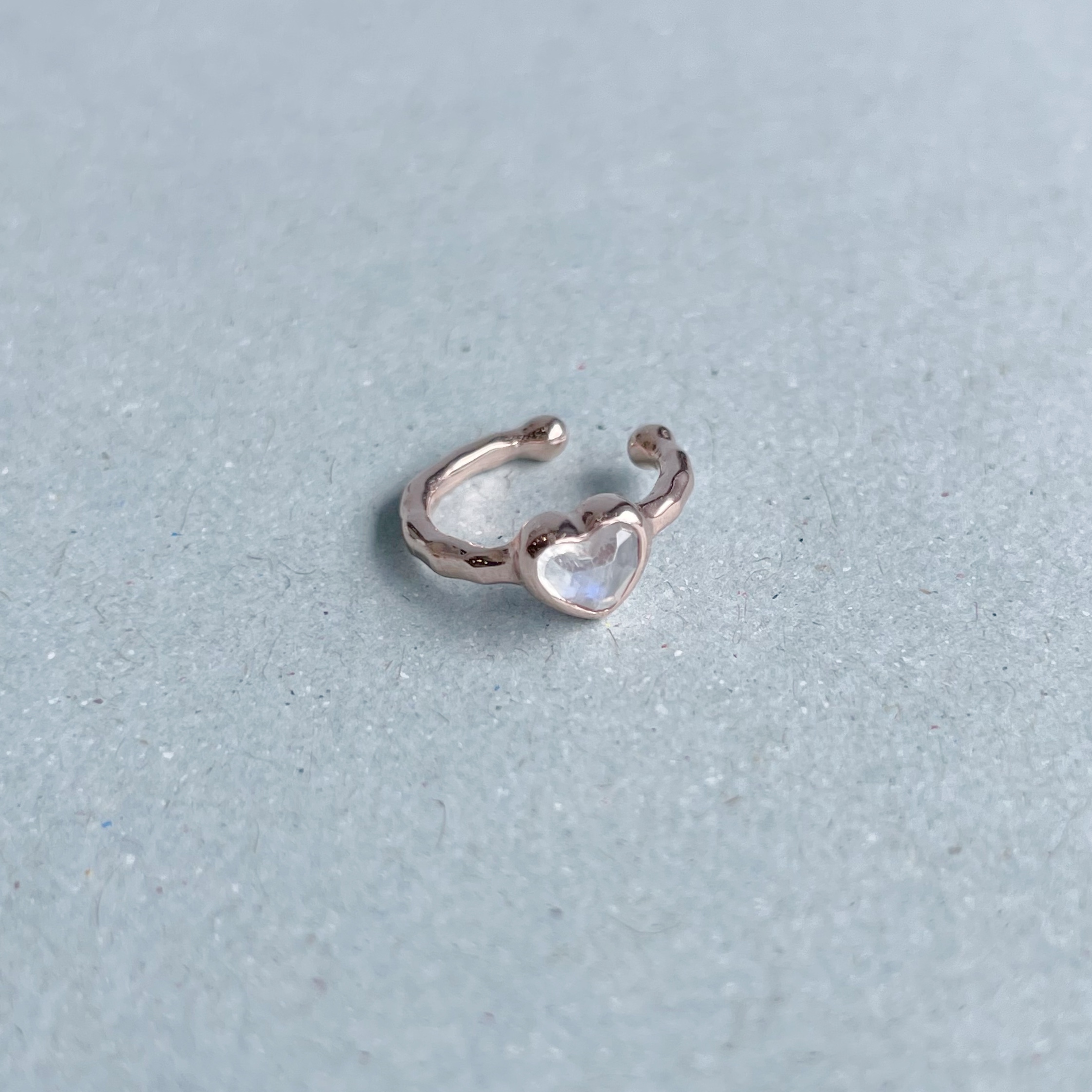 Cutting heart月光石耳骨夾