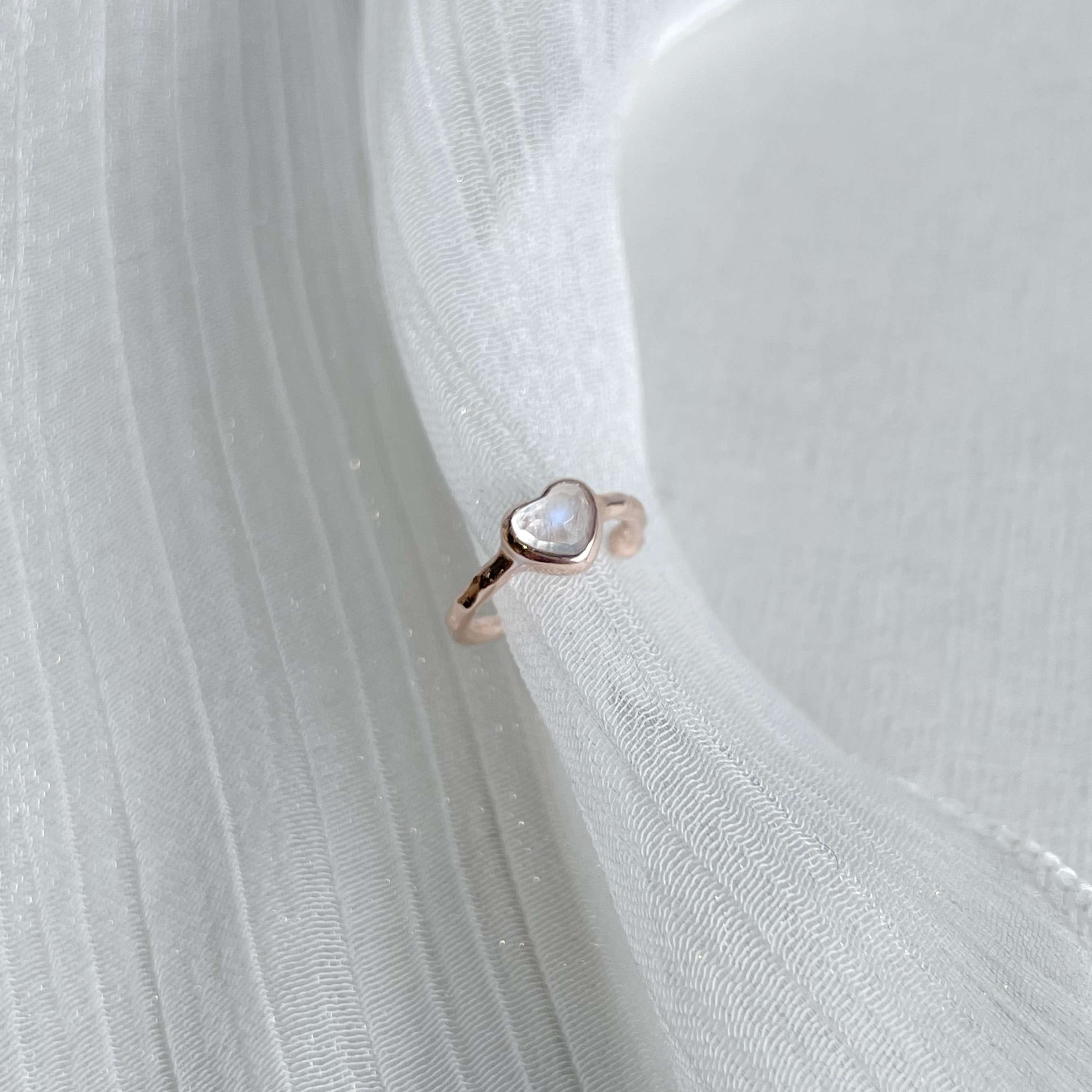 Cutting heart月光石耳骨夾