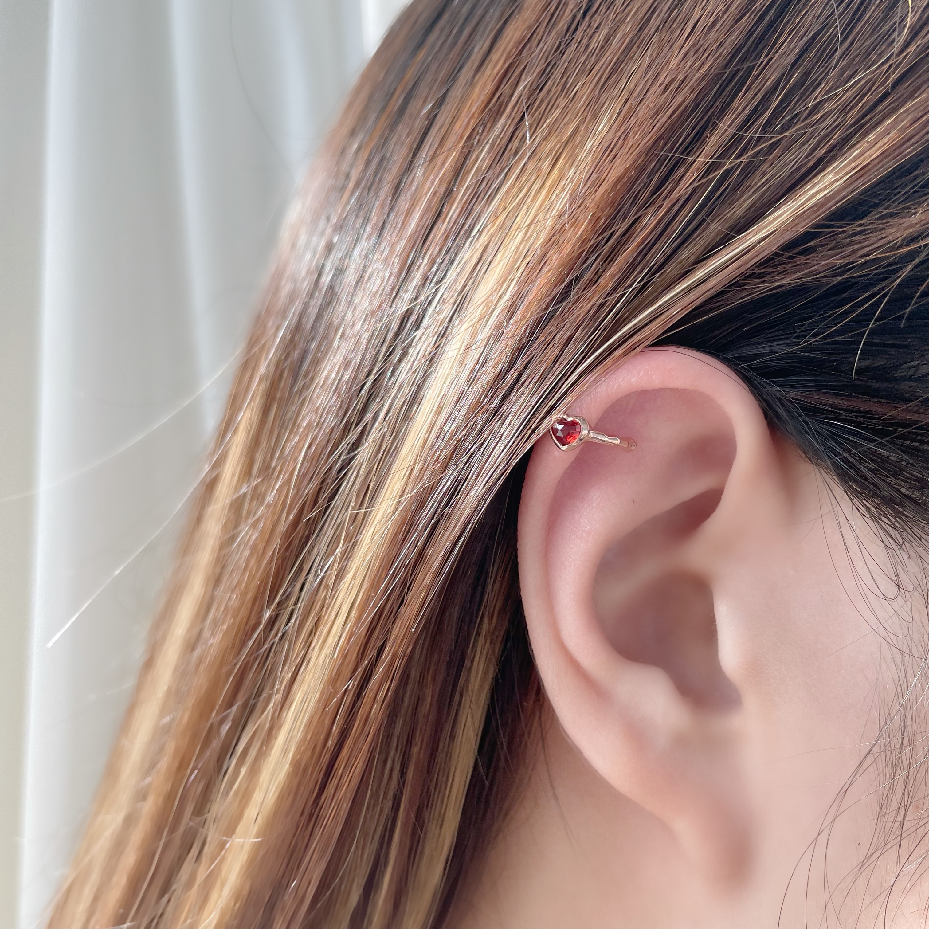 Cutting heart石榴石耳骨夾