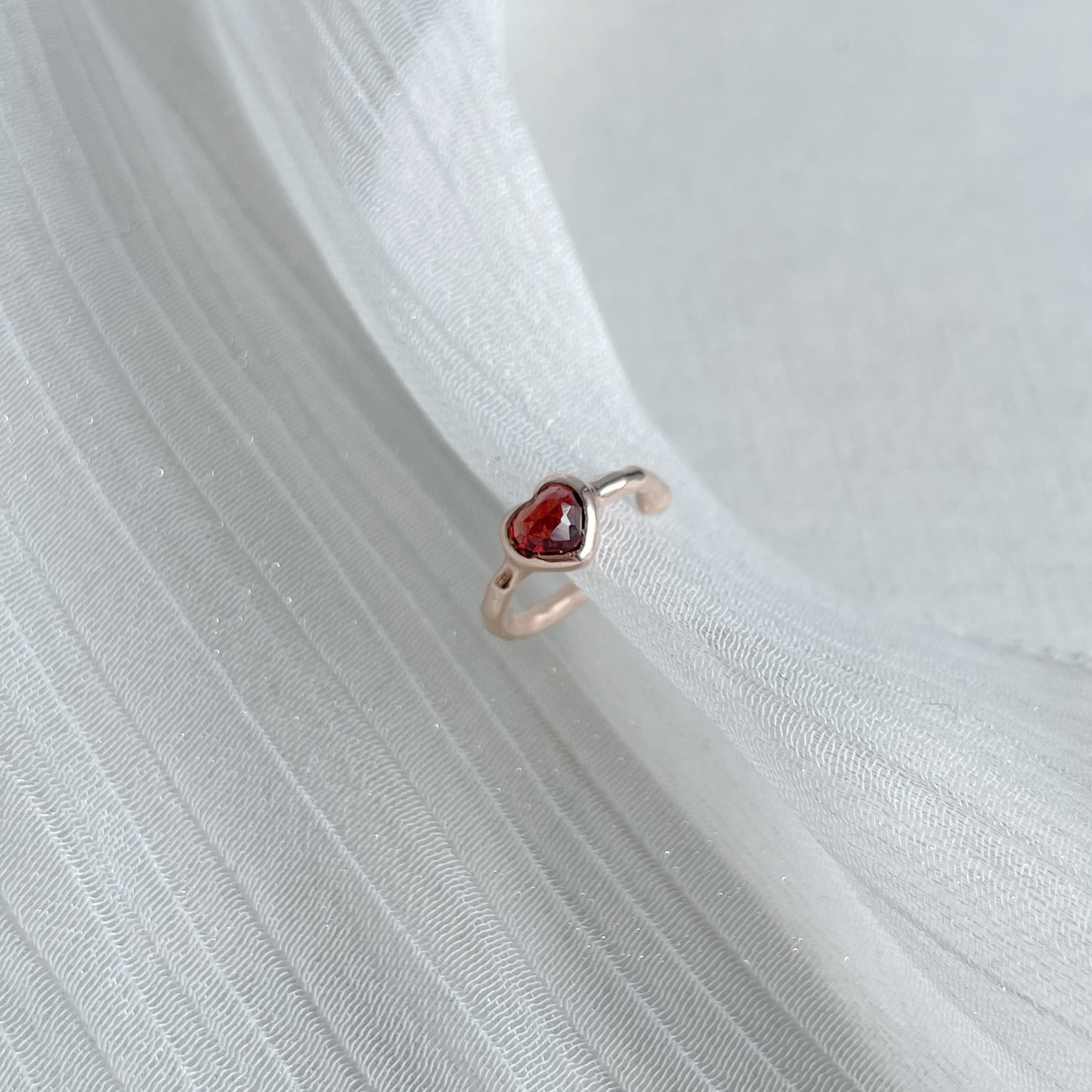 Cutting heart石榴石耳骨夾