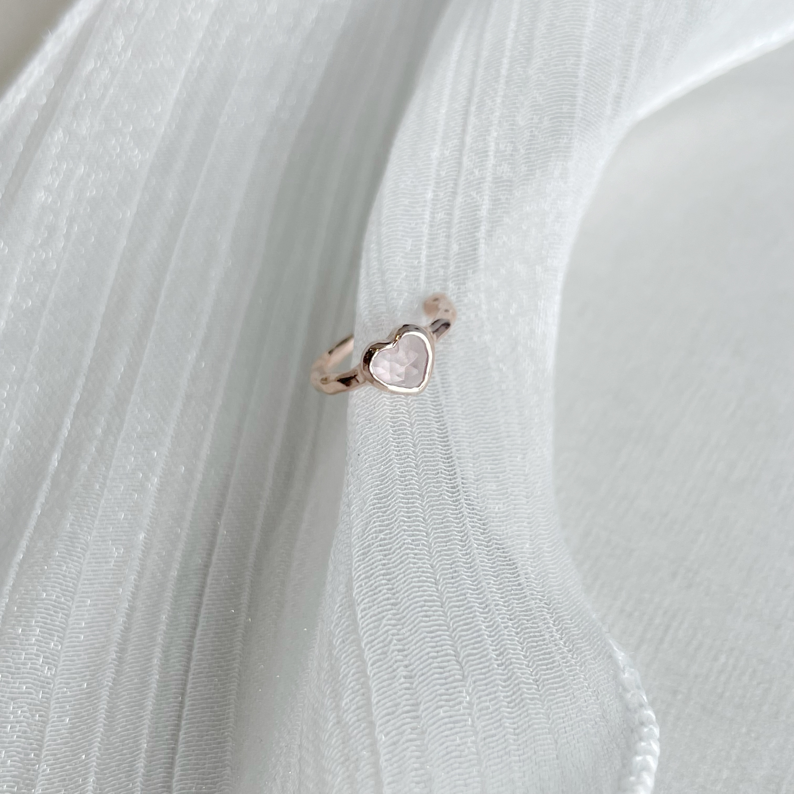 Cutting heart粉晶耳骨夾