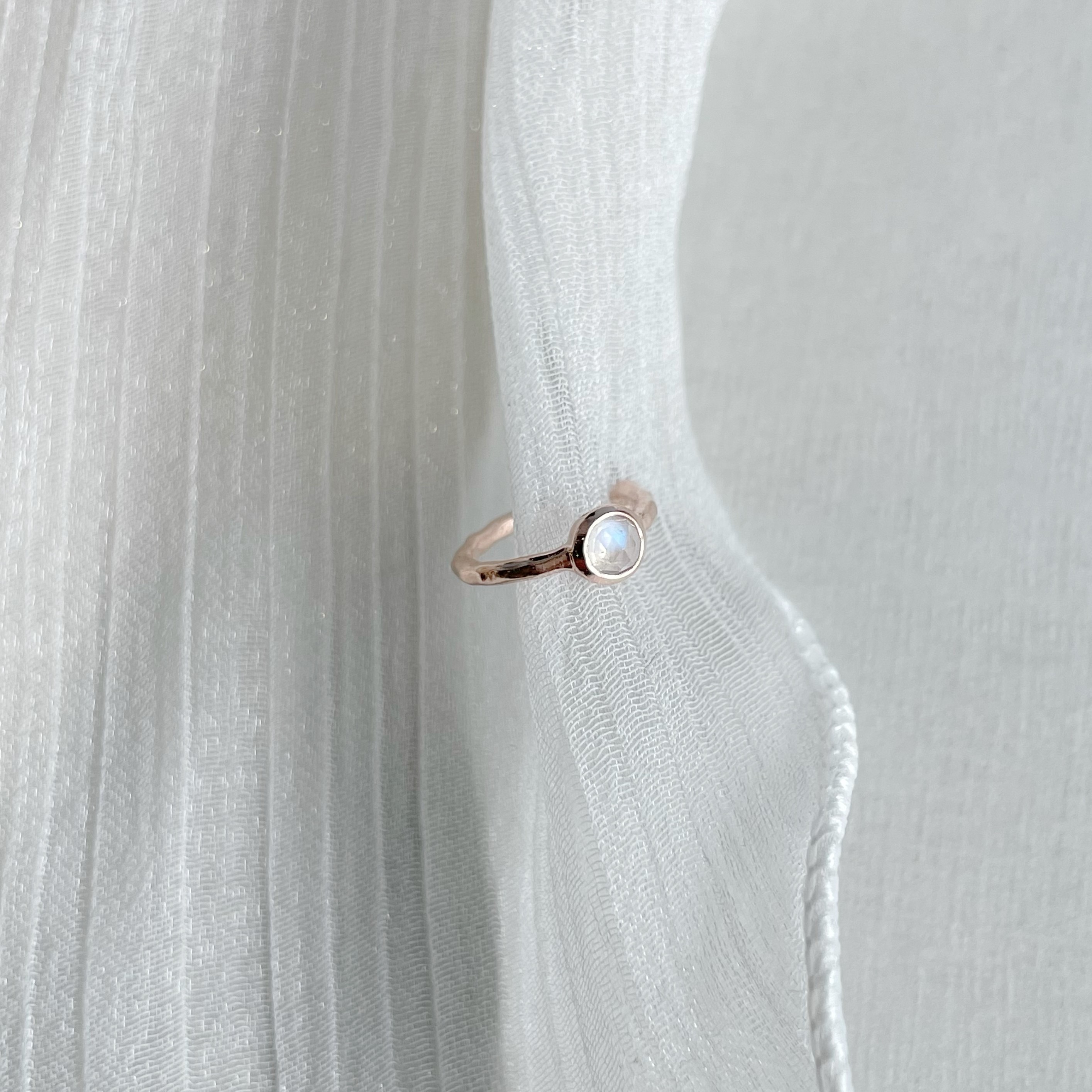 切面小圓月光石耳骨夾