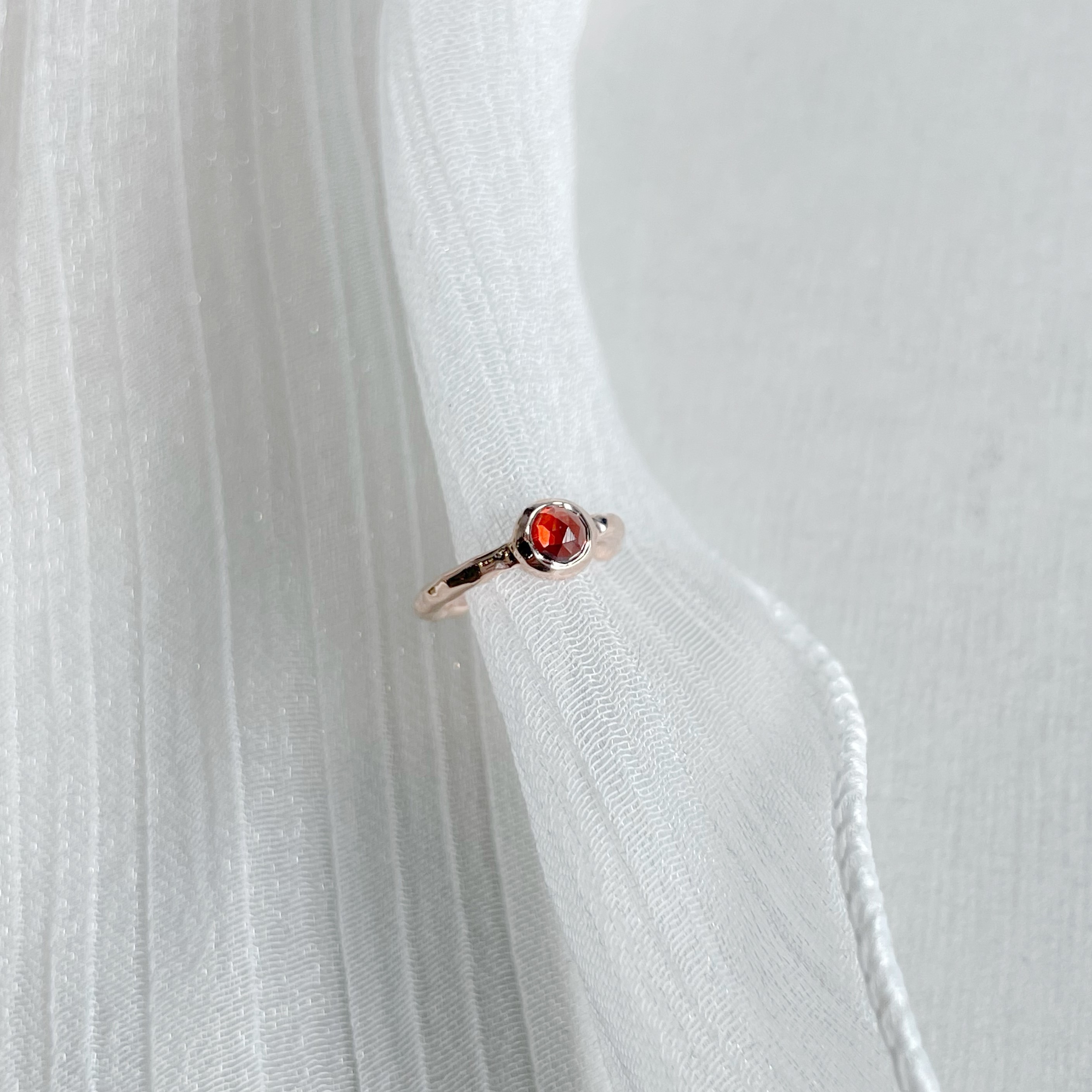 切面小圓石榴石耳骨夾