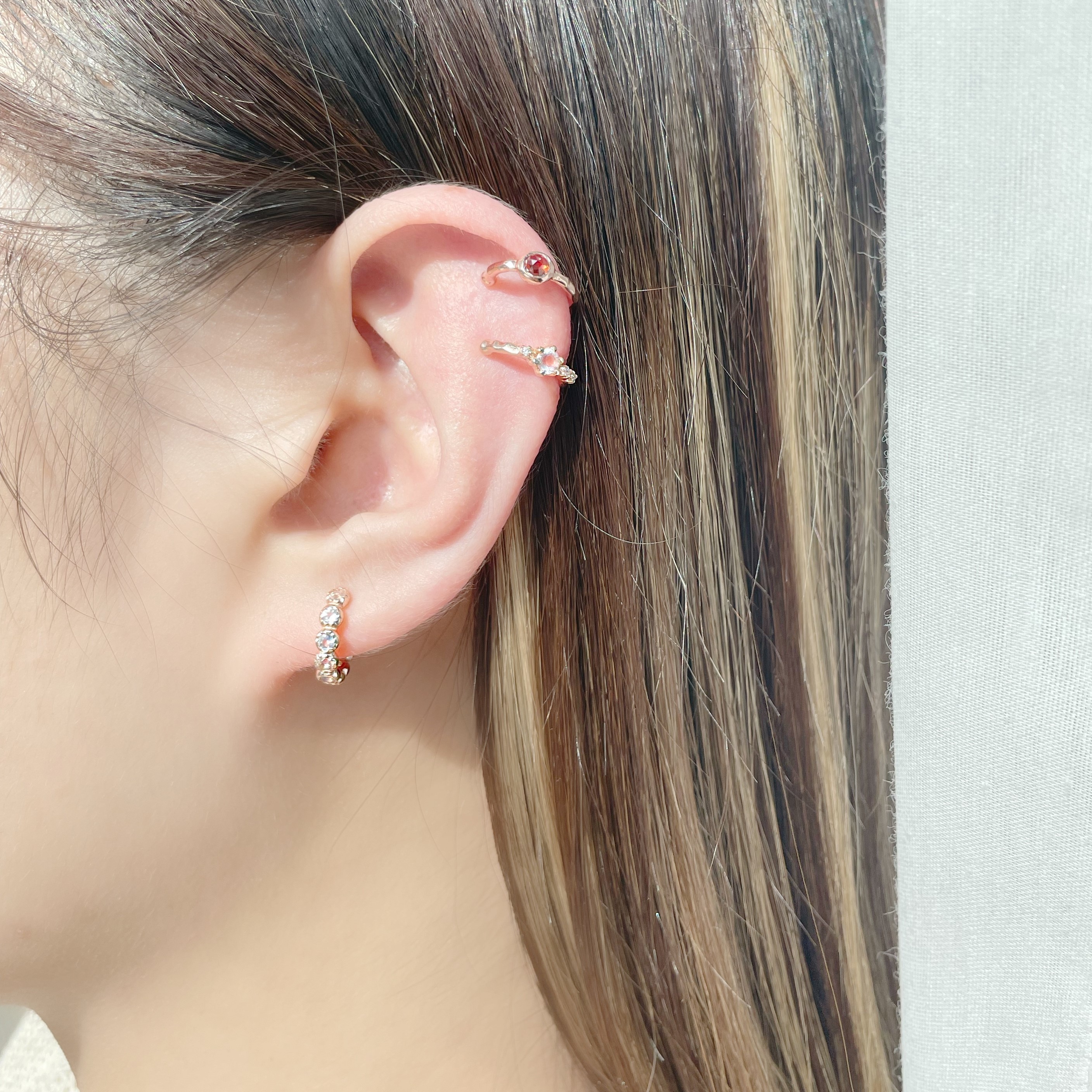 切面小圓石榴石耳骨夾