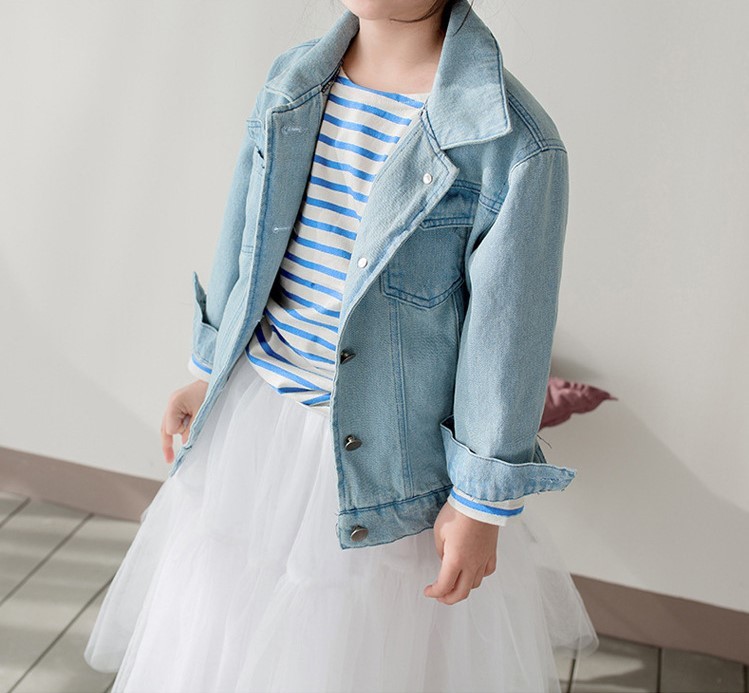 淺藍色牛仔外套