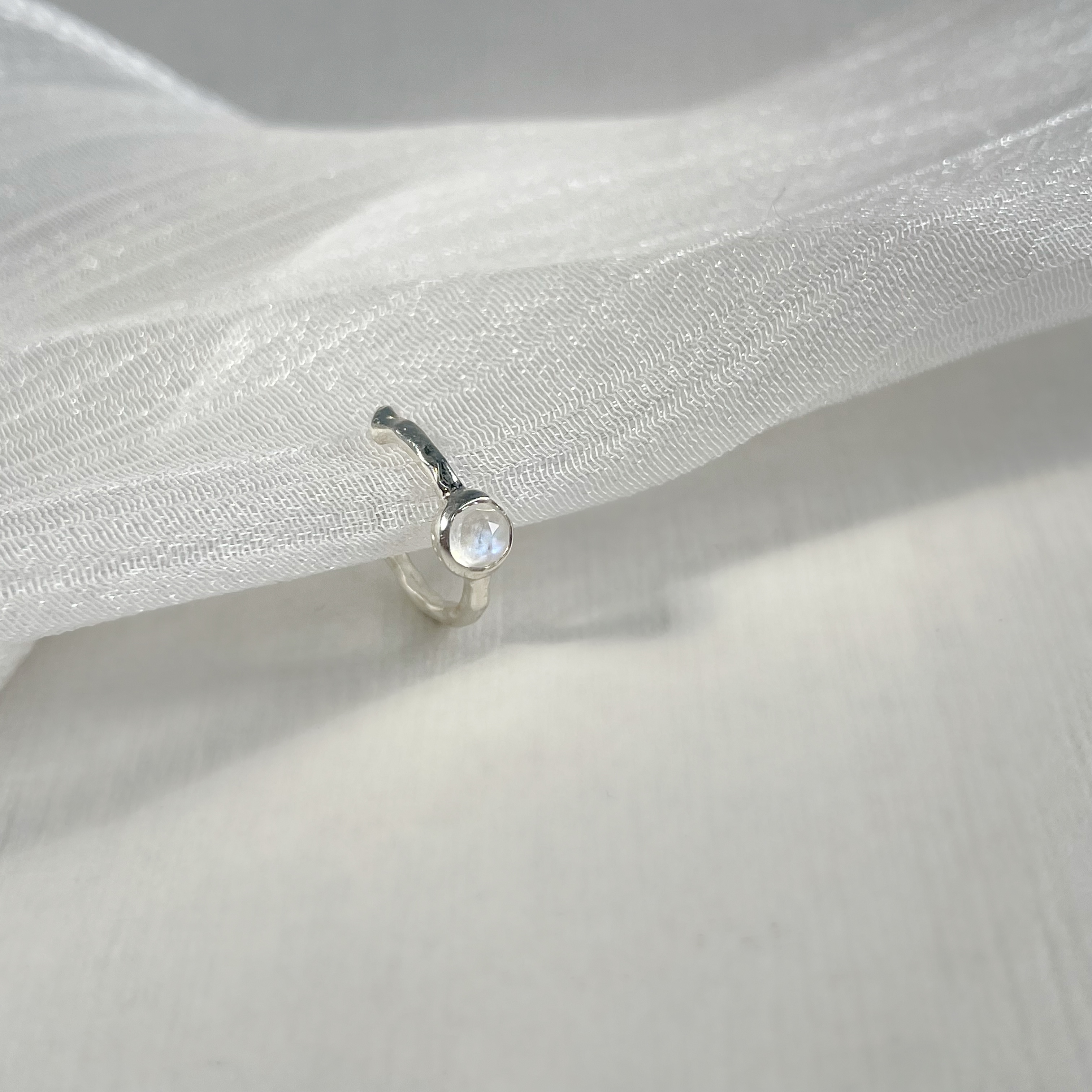 切面小圓月光石耳骨夾