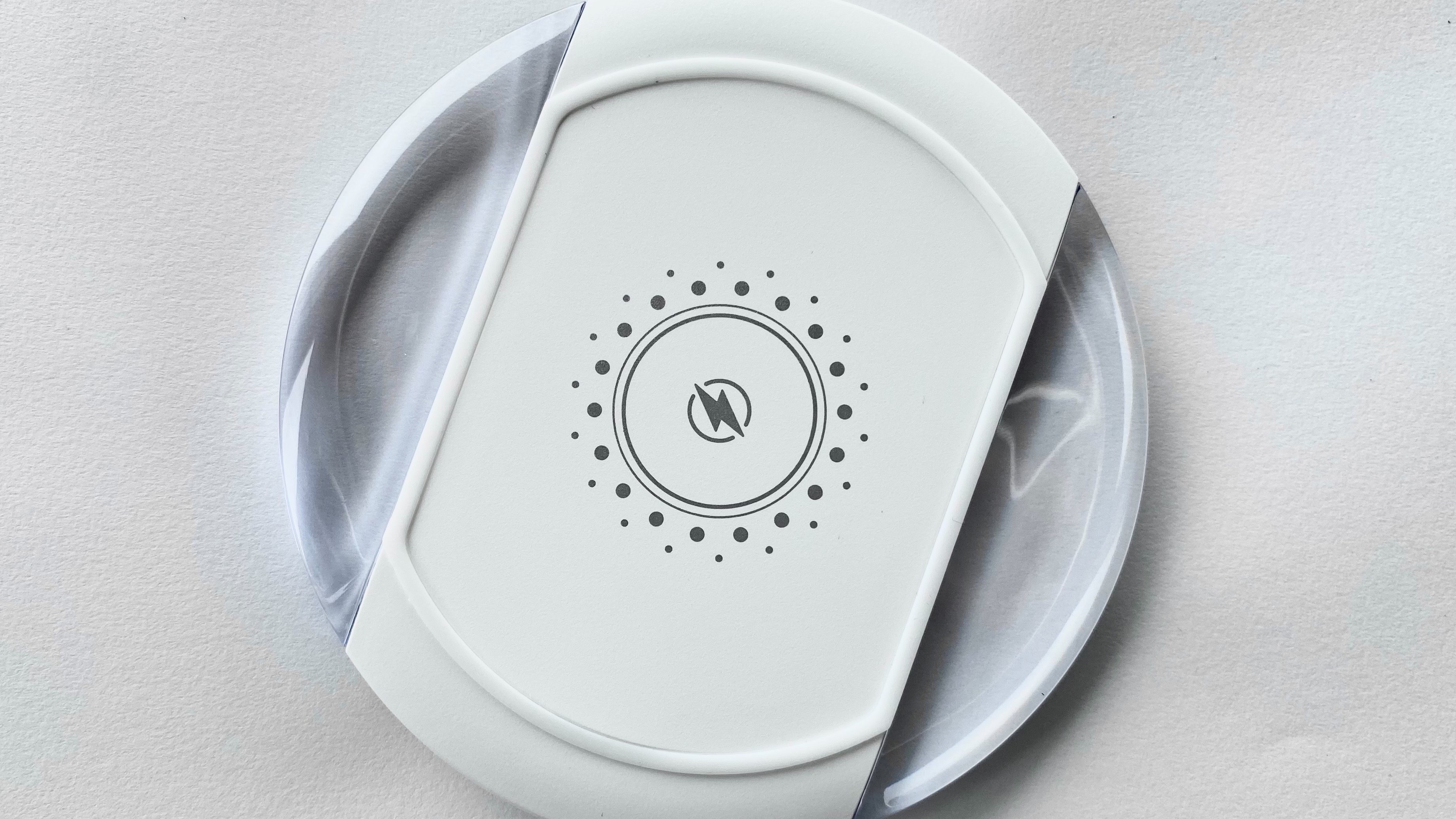 【開箱】無線充電盤開箱！享受無「線」制的方便  - HANG 10 W無線充電盤