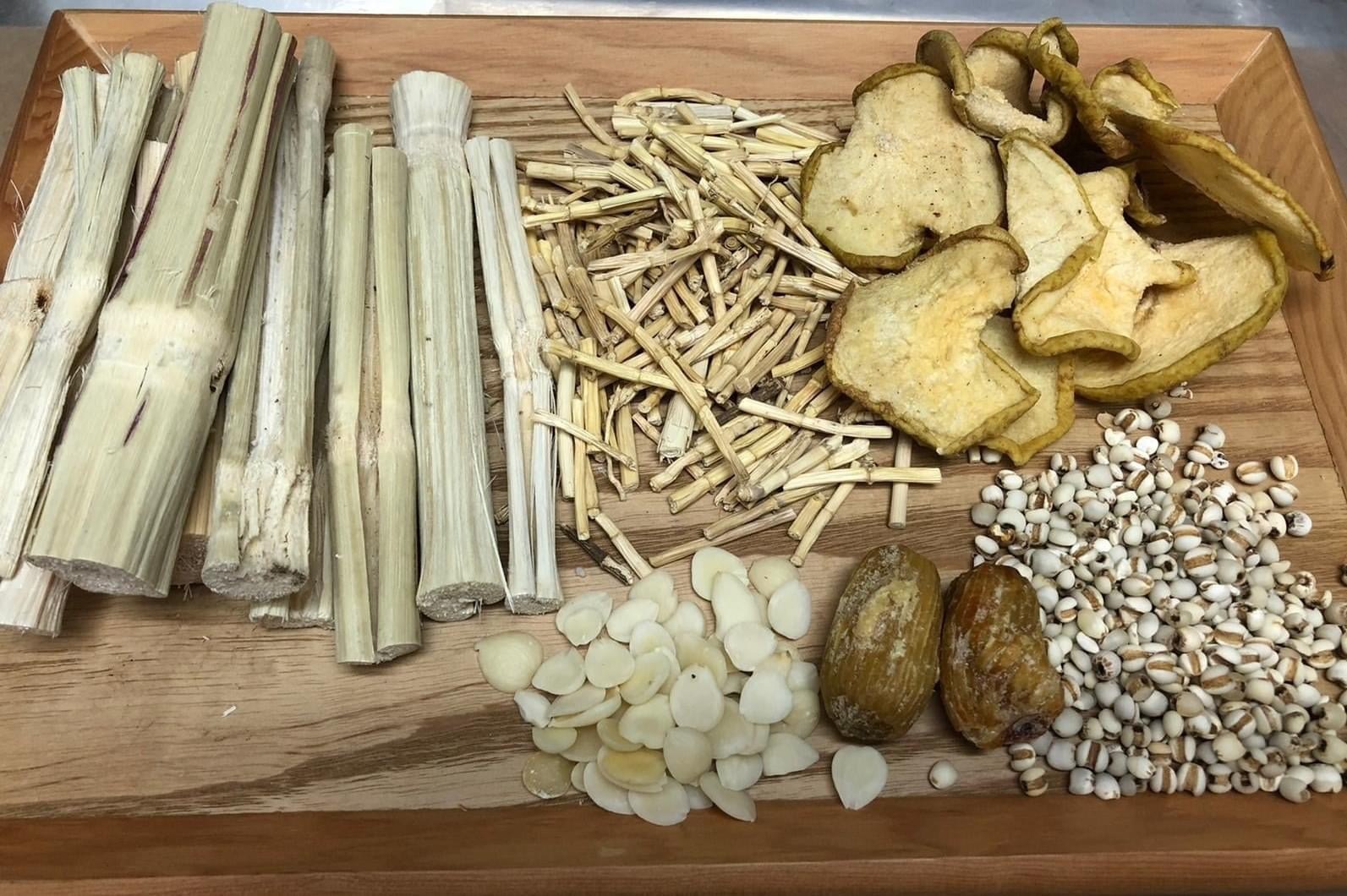 竹蔗茅根雪梨水湯包