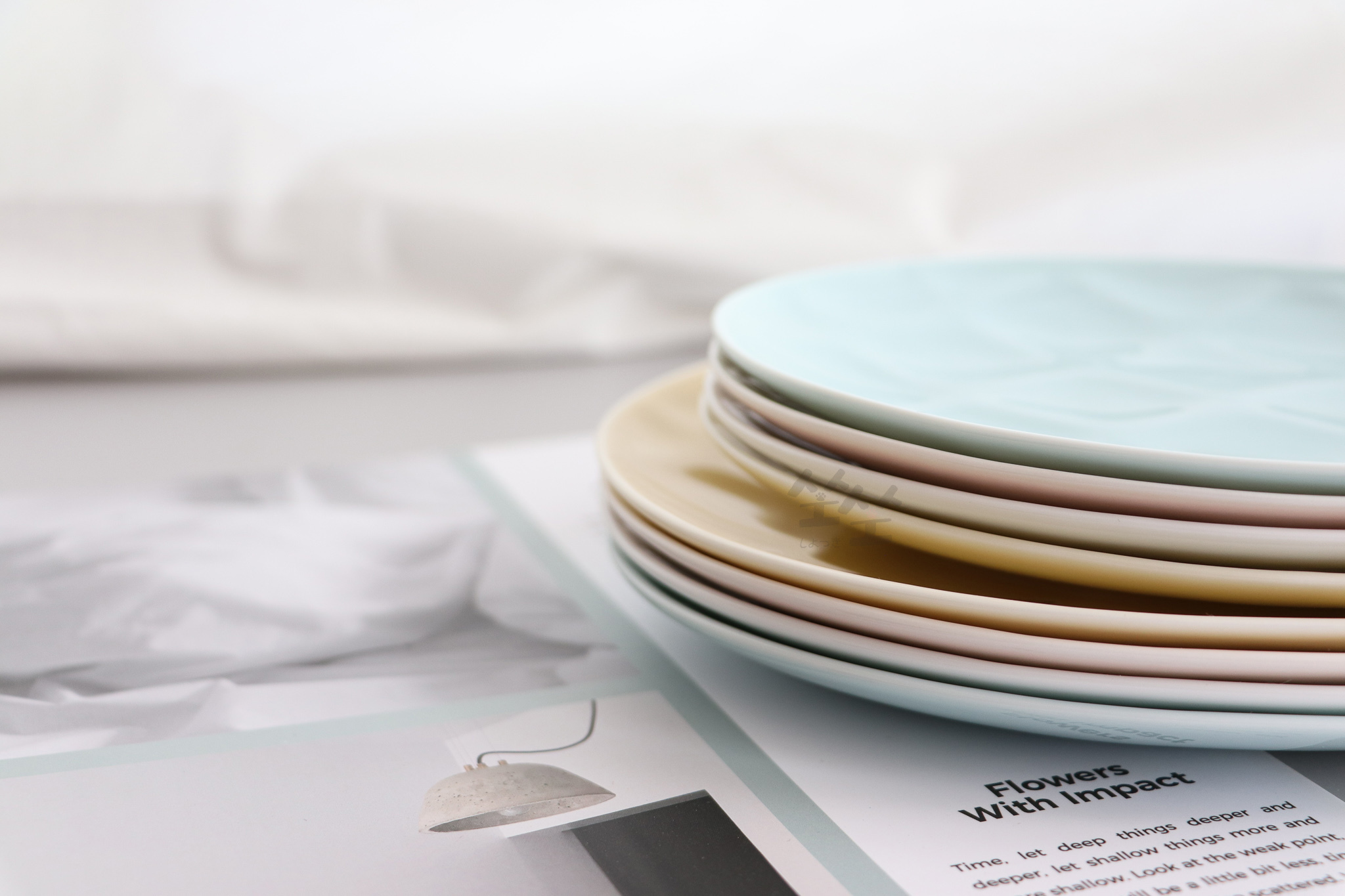 格紋的綠色、粉紅色、黃色、白色盤子疊在一起