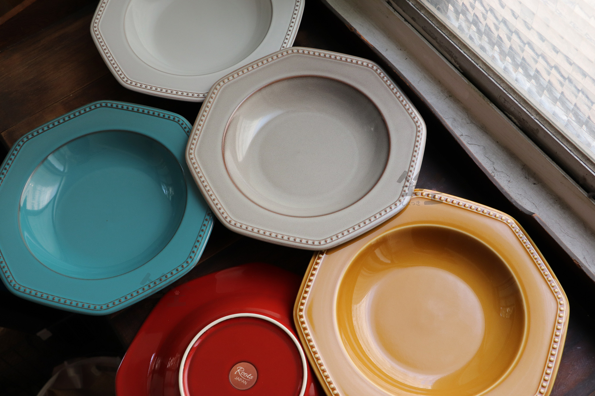 灰色、黃色、紅色、藍色的義大利麵盤