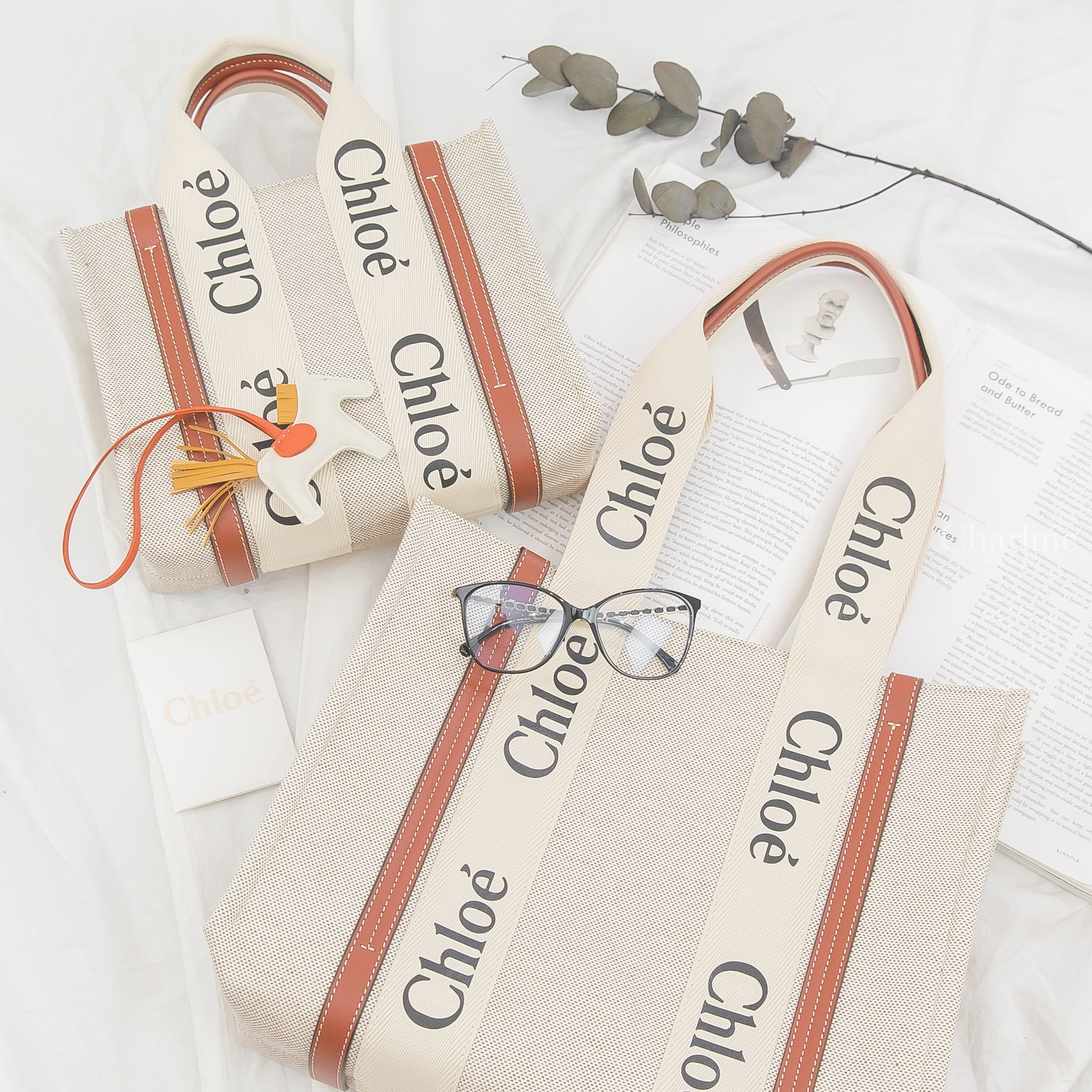Chloe 米白色帆布拼棕色皮革黑Logo小型提把托特包,Chloe 米白色帆布拼棕色皮革黑Logo中型提把托特包,Hermès 奶昔白小型可愛小馬吊飾,Chanel 黑色方框側邊皮穿金鍊CC平光眼鏡-Charline Boutique 精品代購
