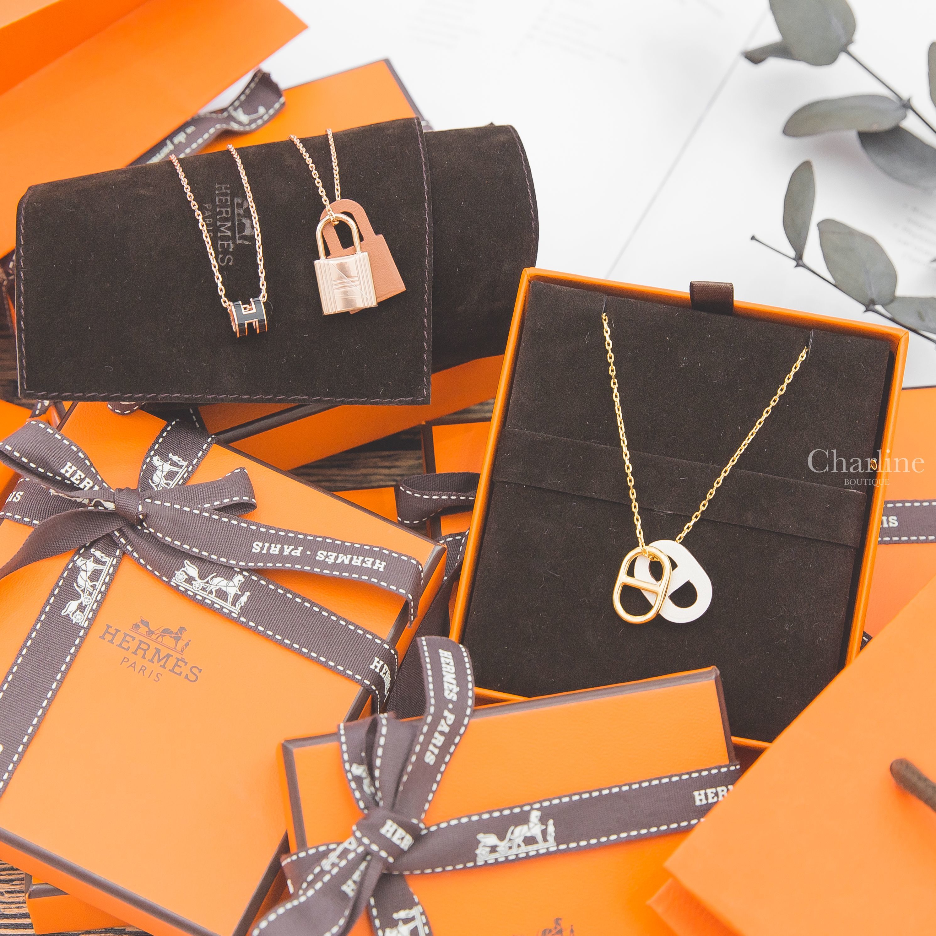 Hermès O'Maillon 奶油白牛皮金色θ項鍊,Hermès O'kelly 玫瑰金色鎖頭小型焦糖色牛皮項鍊,Hermès Pop H 黑色迷你珐瑯鍍玫瑰金簍空橢圓項鍊-Charline Boutique 精品代購