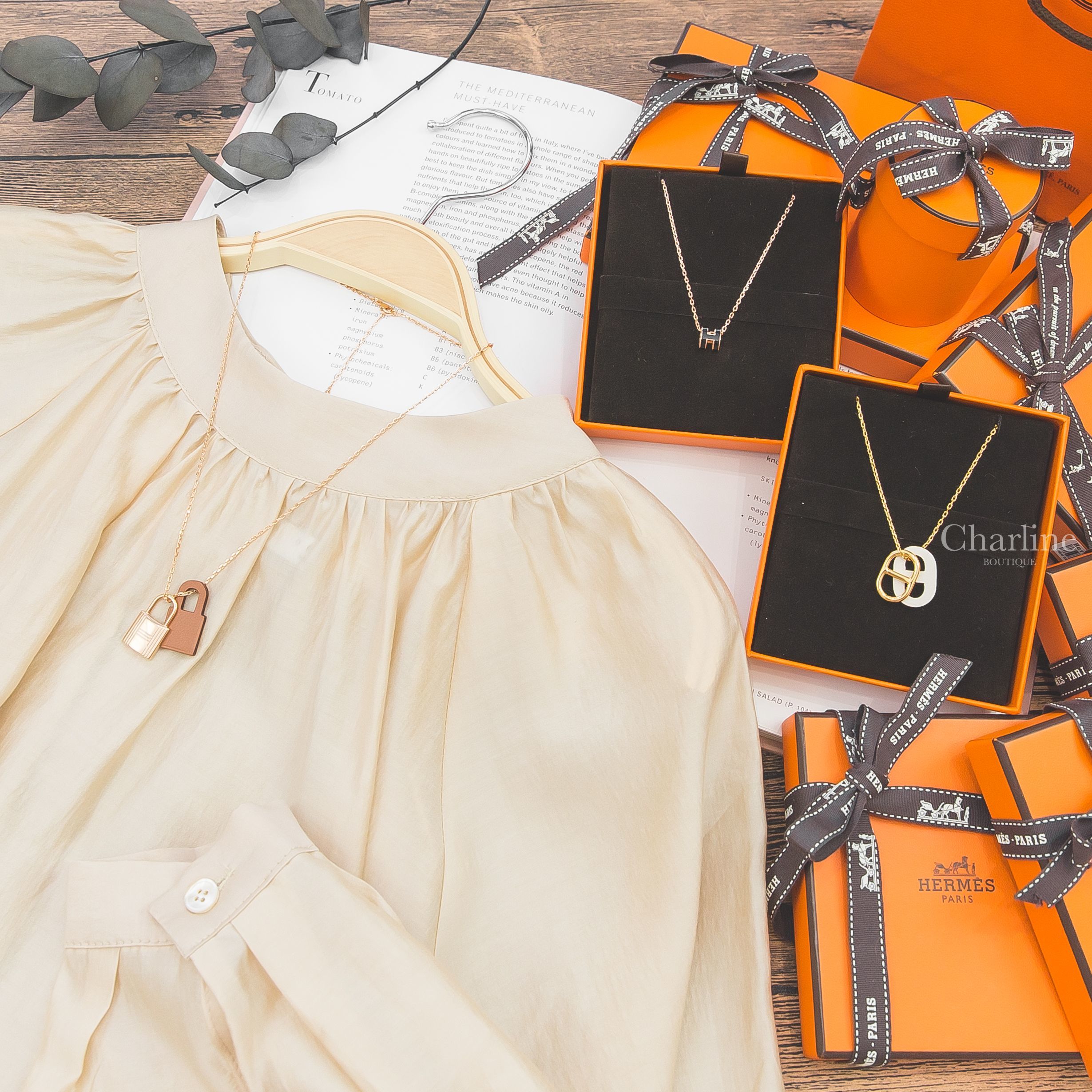 Hermès O'Maillon 奶油白牛皮金色θ項鍊,Hermès O'kelly 玫瑰金色鎖頭小型焦糖色牛皮項鍊,Hermès Pop H 黑色迷你珐瑯鍍玫瑰金簍空橢圓項鍊-Charline Boutique 精品代購