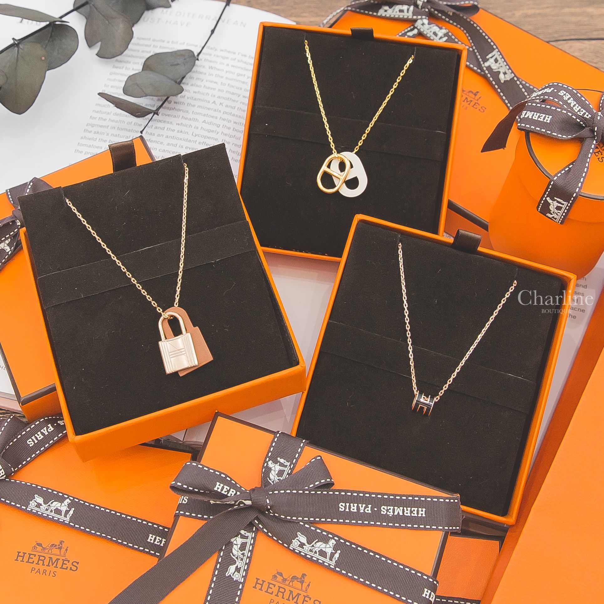 Hermès O'Maillon 奶油白牛皮金色θ項鍊,Hermès O'kelly 玫瑰金色鎖頭小型焦糖色牛皮項鍊,Hermès Pop H 黑色迷你珐瑯鍍玫瑰金簍空橢圓項鍊-Charline Boutique 精品代購