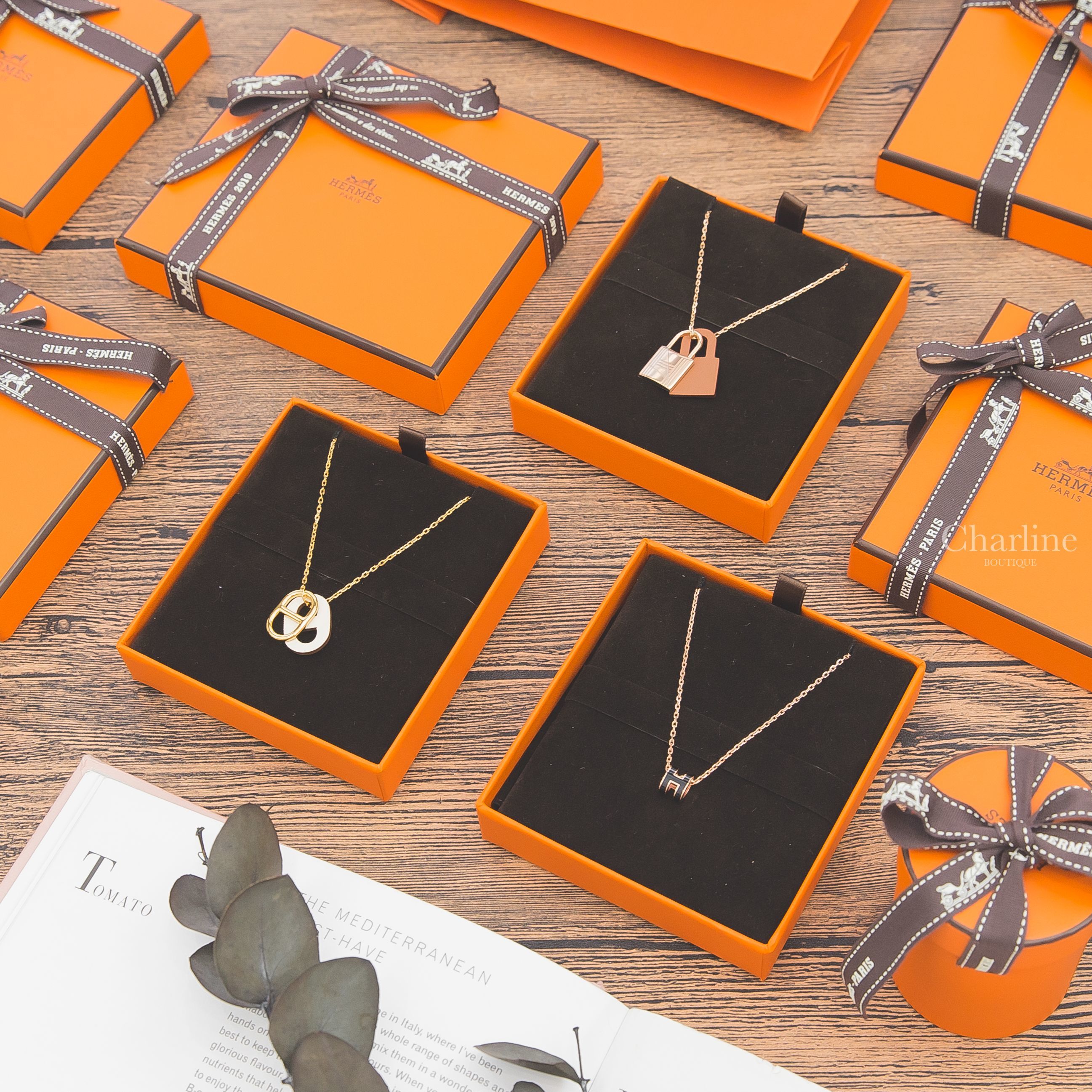 Hermès O'Maillon 奶油白牛皮金色θ項鍊,Hermès O'kelly 玫瑰金色鎖頭小型焦糖色牛皮項鍊,Hermès Pop H 黑色迷你珐瑯鍍玫瑰金簍空橢圓項鍊-Charline Boutique 精品代購