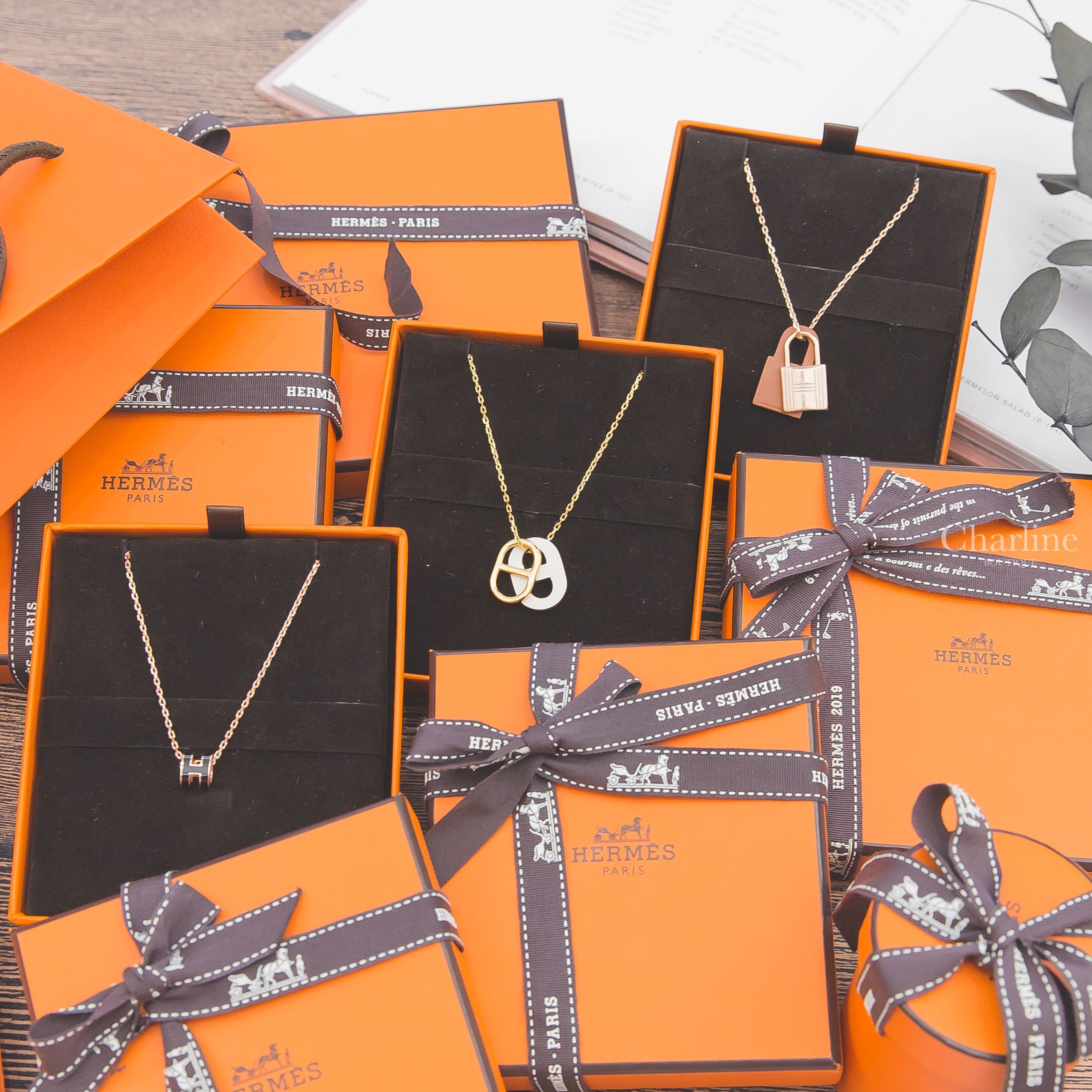 Hermès O'Maillon 奶油白牛皮金色θ項鍊,Hermès O'kelly 玫瑰金色鎖頭小型焦糖色牛皮項鍊,Hermès Pop H 黑色迷你珐瑯鍍玫瑰金簍空橢圓項鍊-Charline Boutique 精品代購