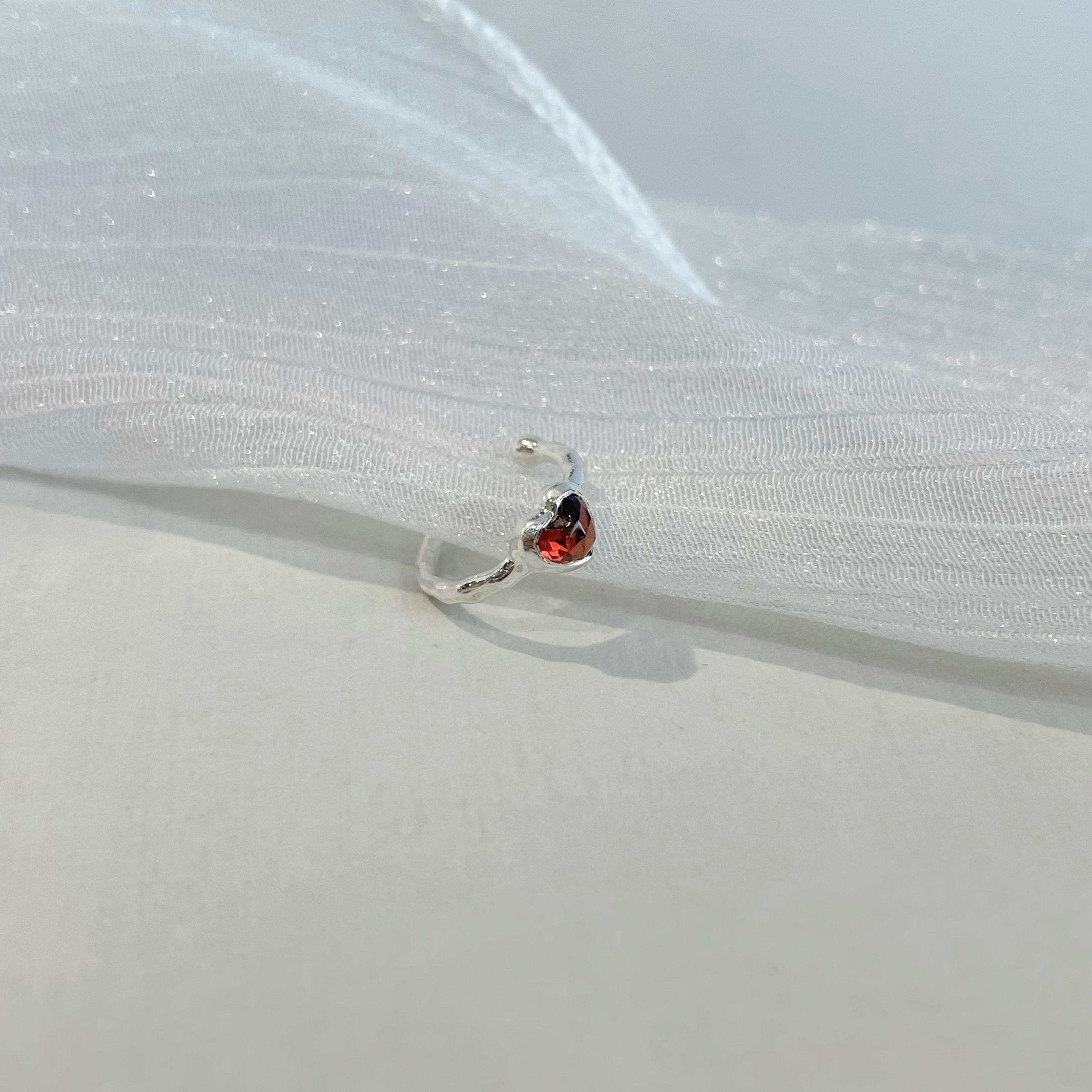 Cutting heart石榴石耳骨夾