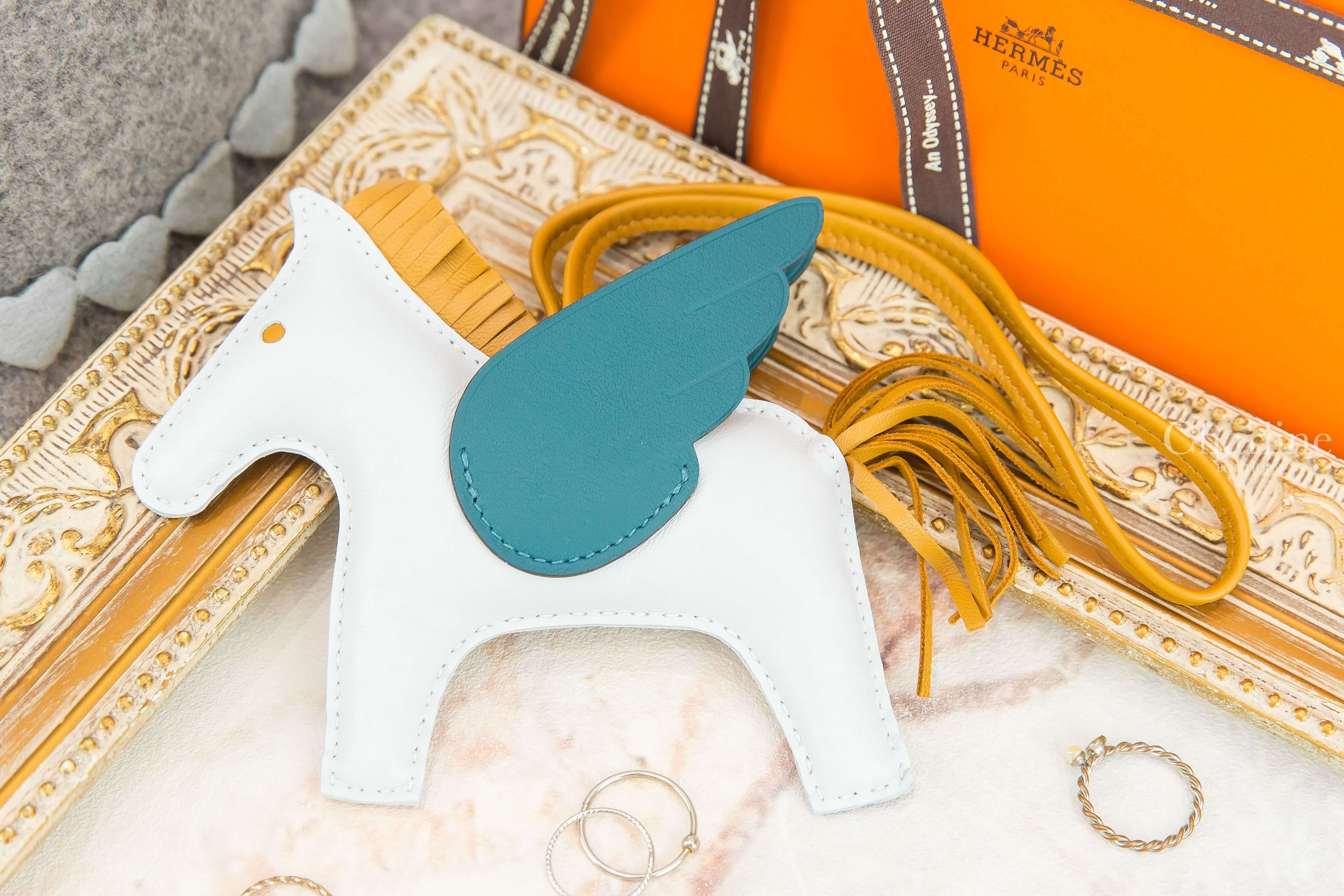 Hermès Rodeo MM Pegase 霧藜藍/芝麻黃/博斯普魯斯綠中型飛馬吊飾