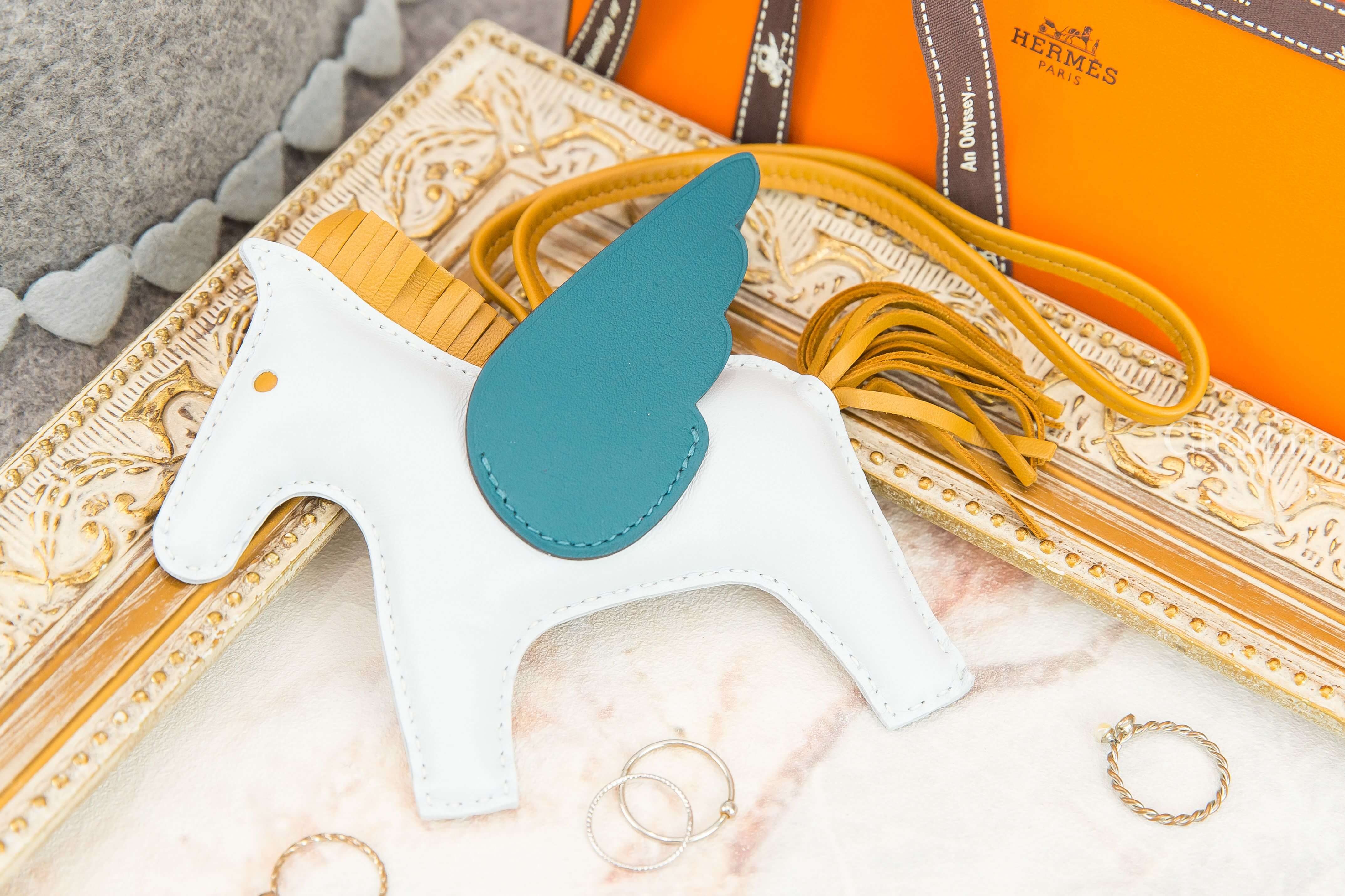 Hermès Rodeo MM Pegase 霧藜藍/芝麻黃/博斯普魯斯綠中型飛馬吊飾-Charline Boutique 精品代購