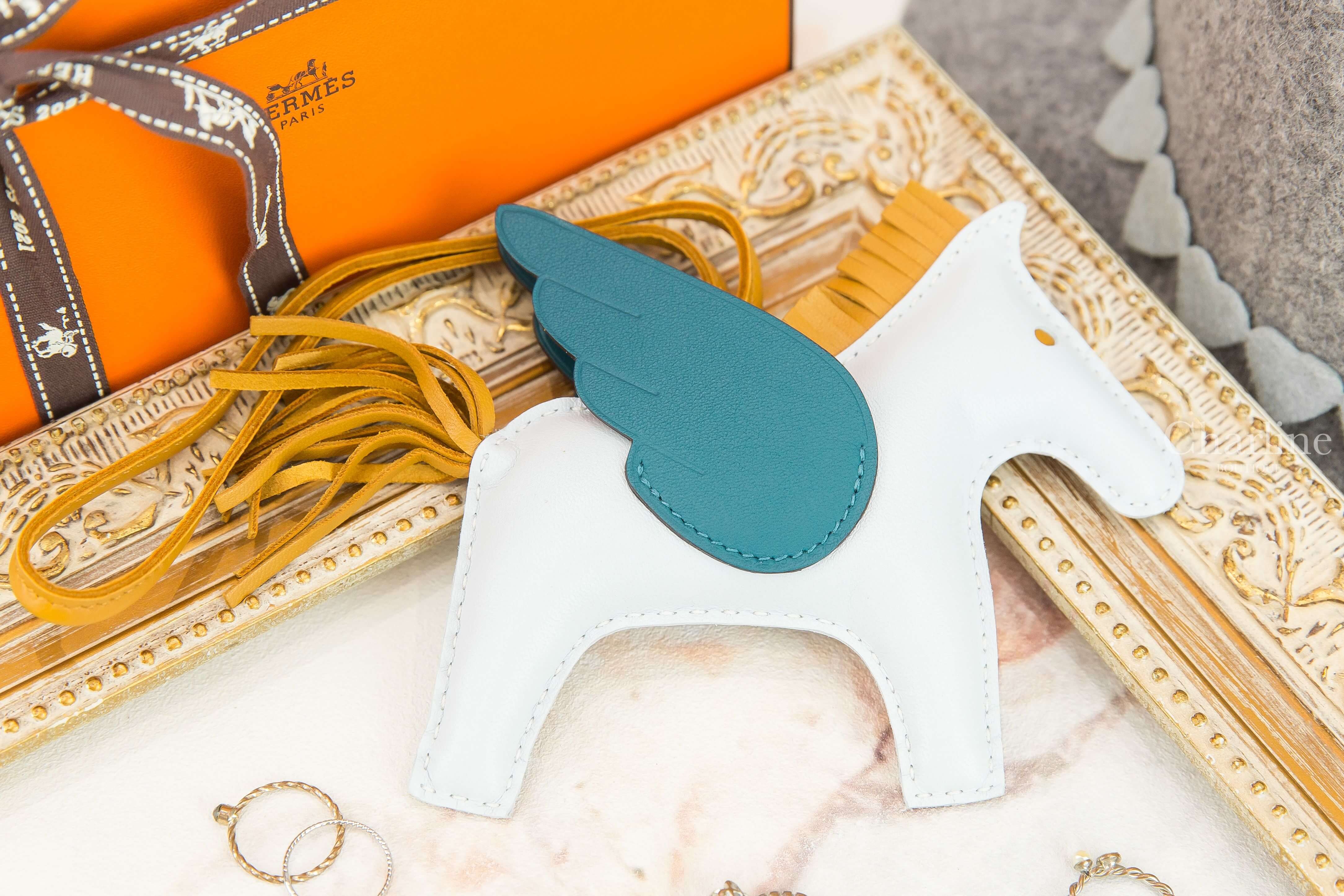 Hermès Rodeo MM Pegase 霧藜藍/芝麻黃/博斯普魯斯綠中型飛馬吊飾-Charline Boutique 精品代購