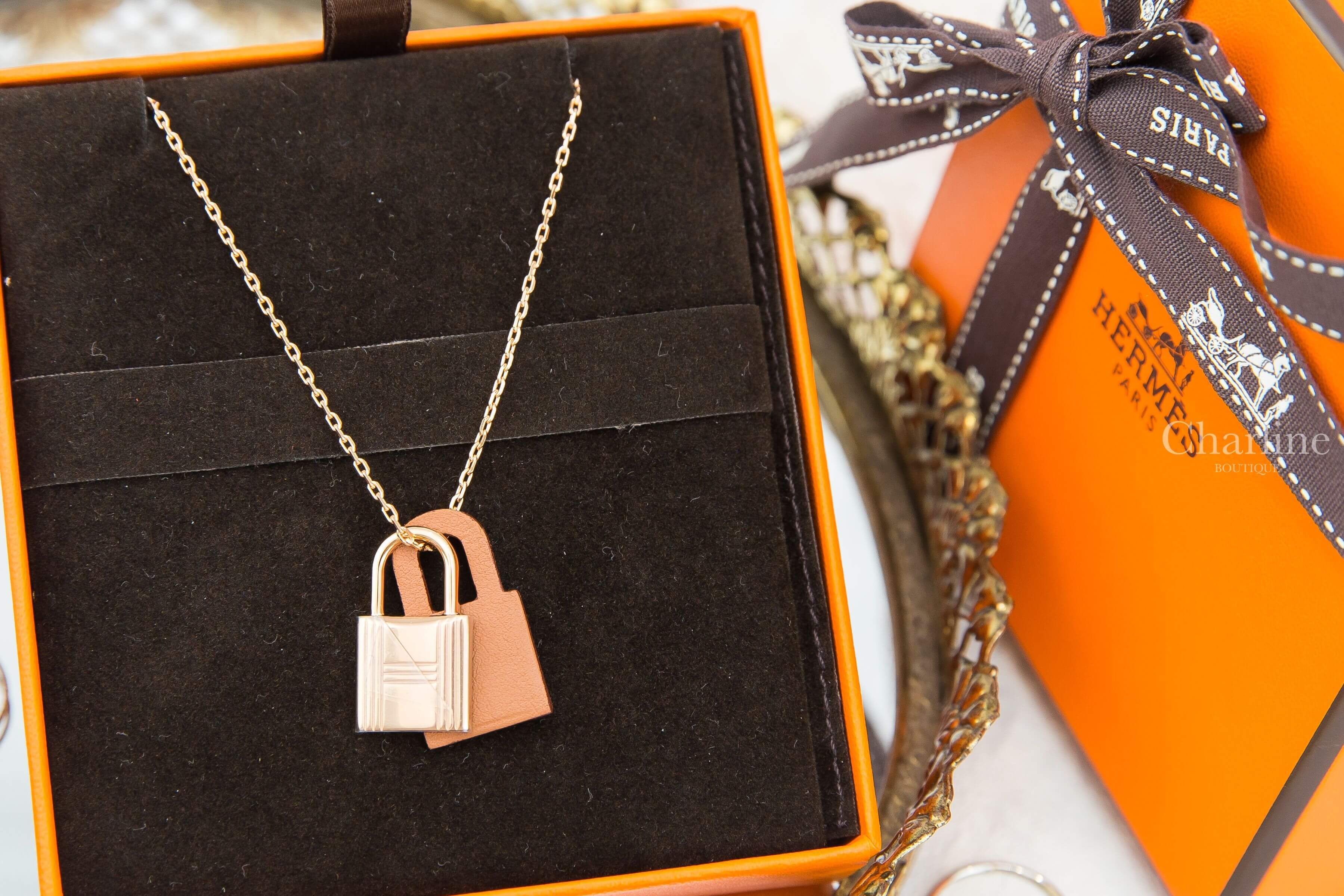 Hermès O'kelly Pendant Small Model 玫瑰金色鎖頭小型焦糖色小牛皮項鍊