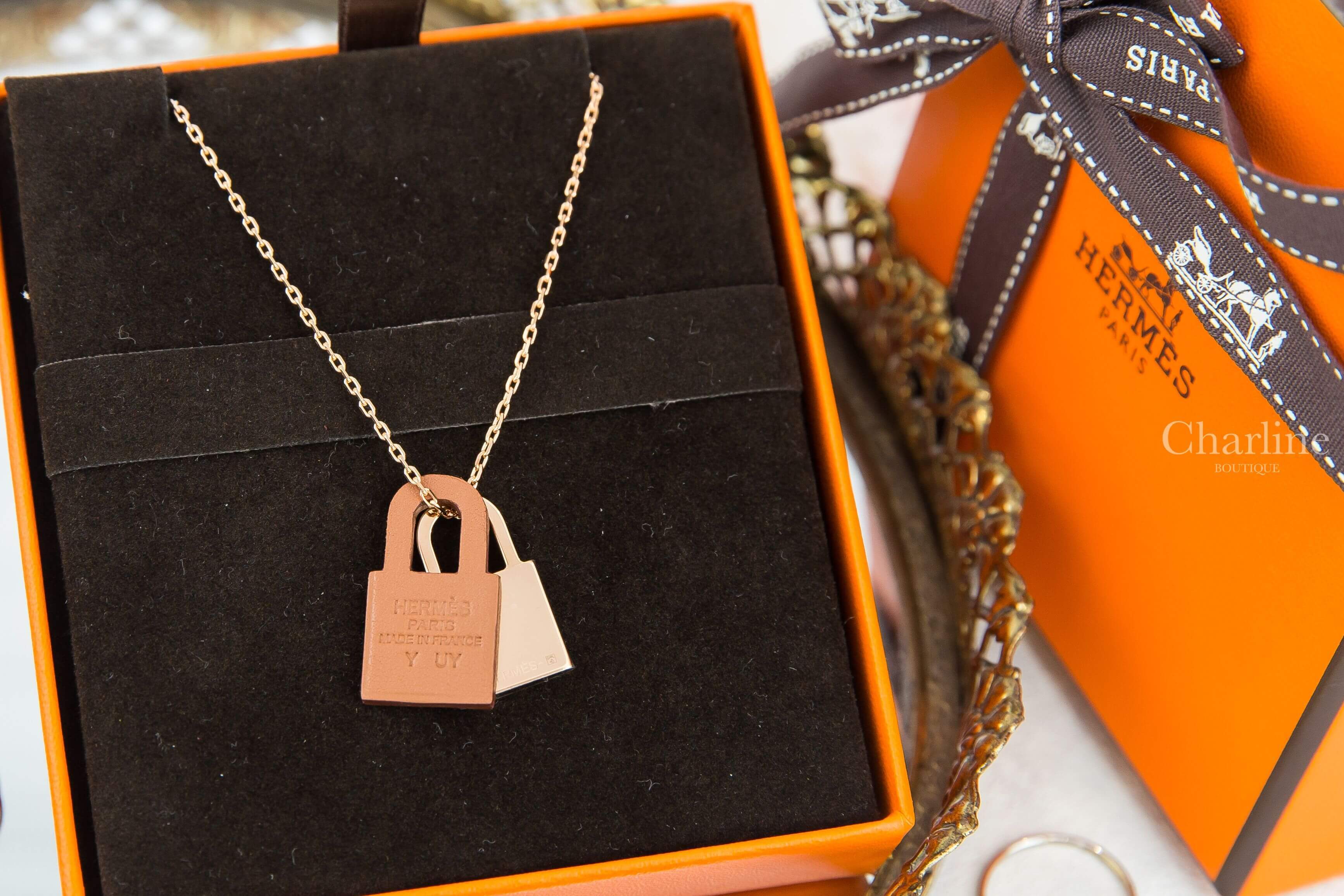 Hermès O'kelly Pendant, Small Model 玫瑰金色鎖頭小型焦糖色牛皮項鍊-Charline Boutique 精品代購
