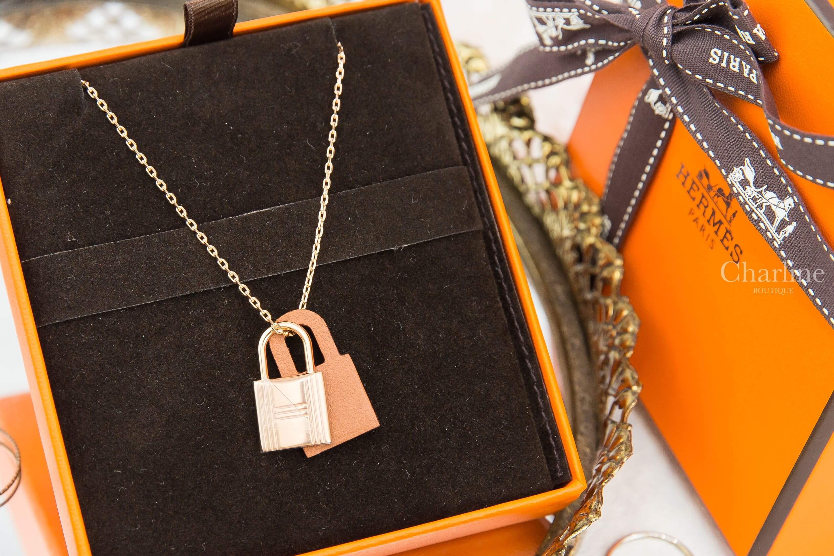 Hermès O'kelly Pendant, Small Model 玫瑰金色鎖頭小型焦糖色牛皮項鍊-Charline Boutique 精品代購