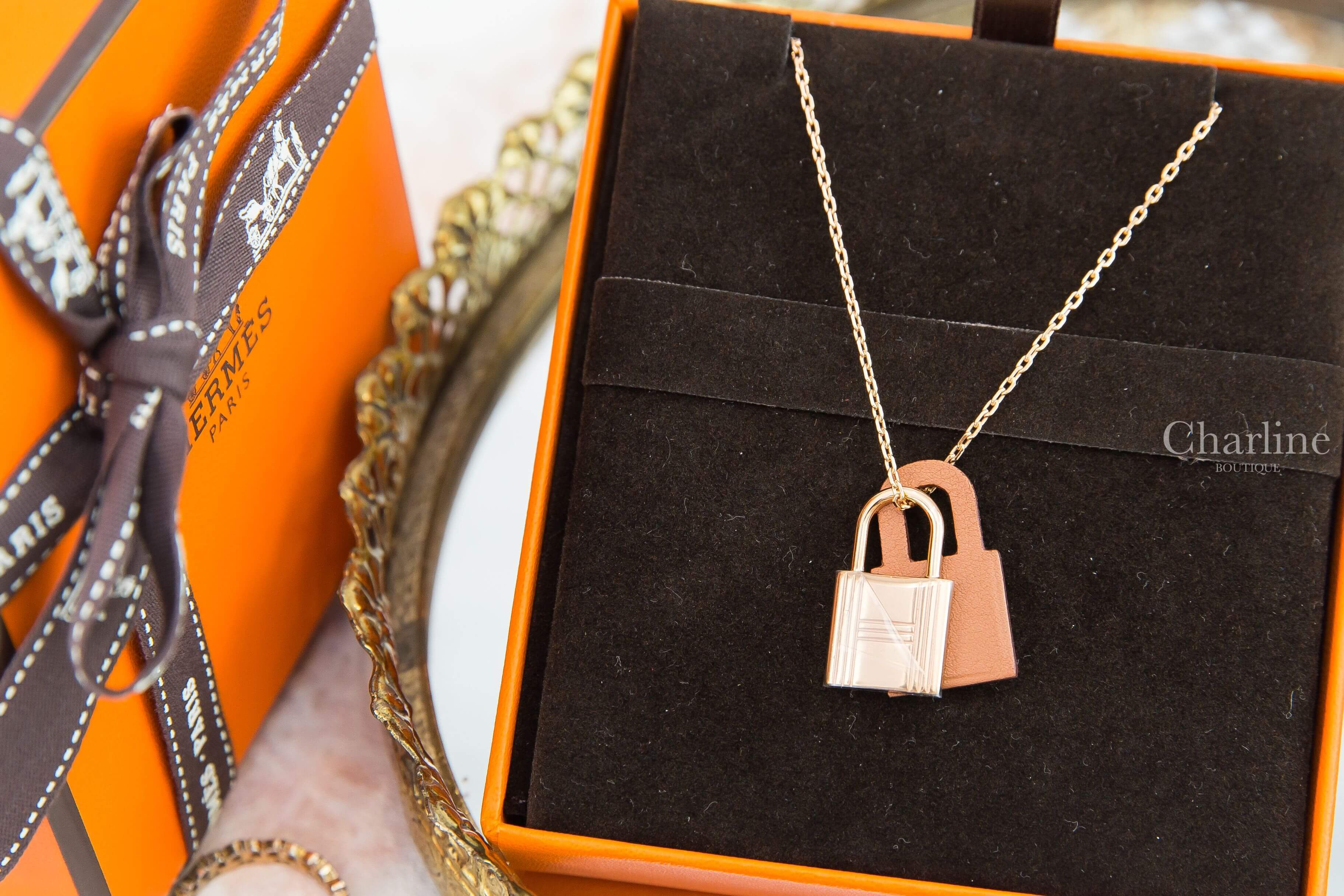 Hermès O'kelly Pendant, Small Model 玫瑰金色鎖頭小型焦糖色牛皮項鍊-Charline Boutique 精品代購
