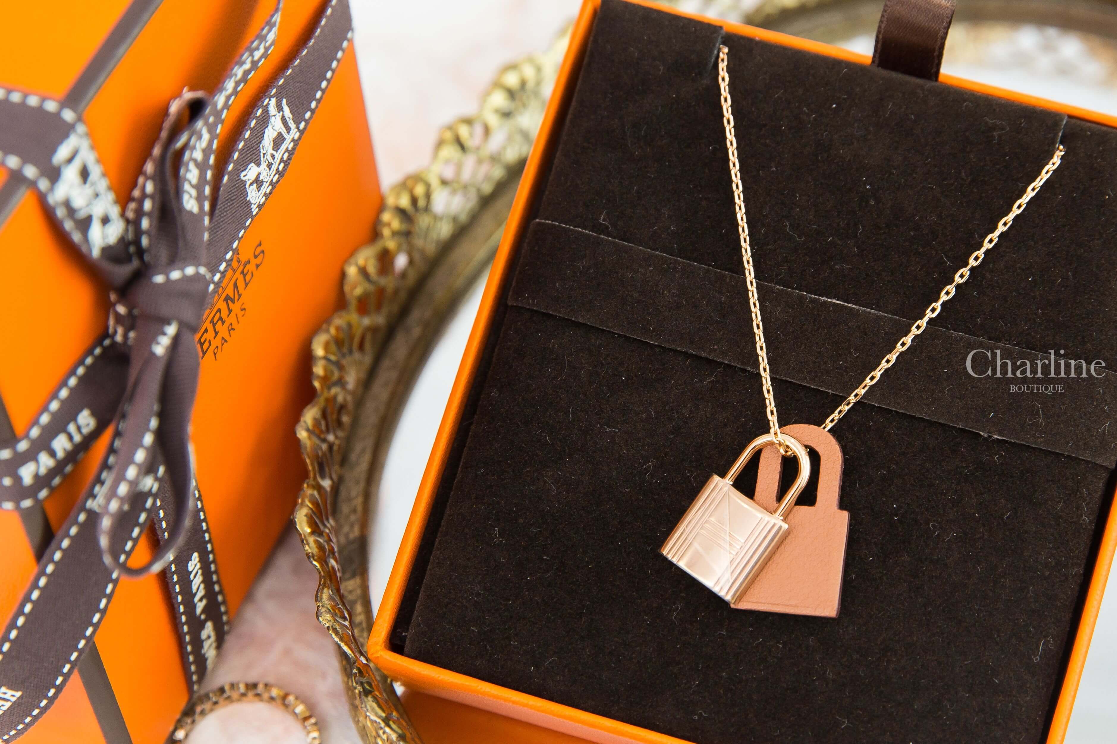 Hermès O'kelly Pendant, Small Model 玫瑰金色鎖頭小型焦糖色牛皮項鍊-Charline Boutique 精品代購
