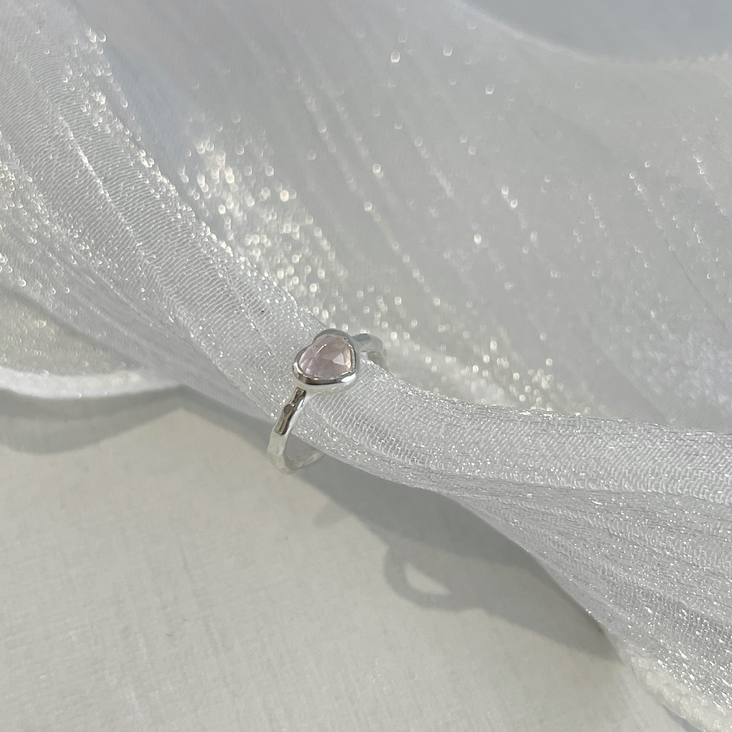 Cutting heart粉晶耳骨夾