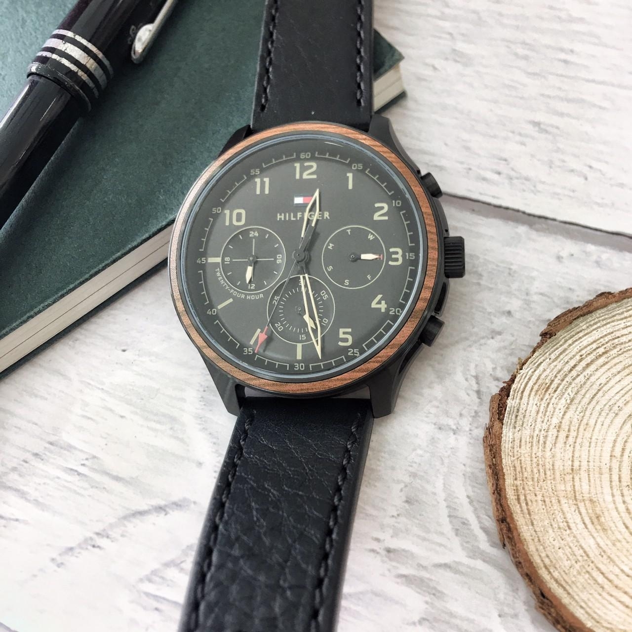 【Tommy Hilfiger】木紋外圈帥氣三眼皮革男錶 1791854 44mm 現代鐘錶