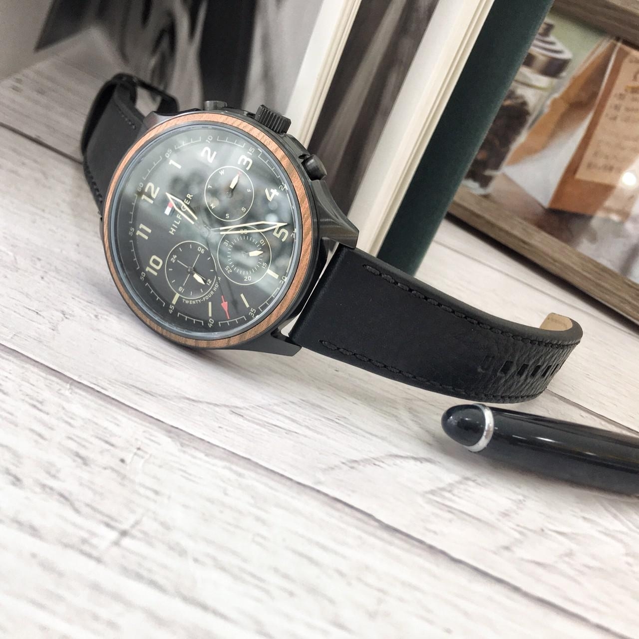 【Tommy Hilfiger】木紋外圈帥氣三眼皮革男錶 1791854 44mm 現代鐘錶