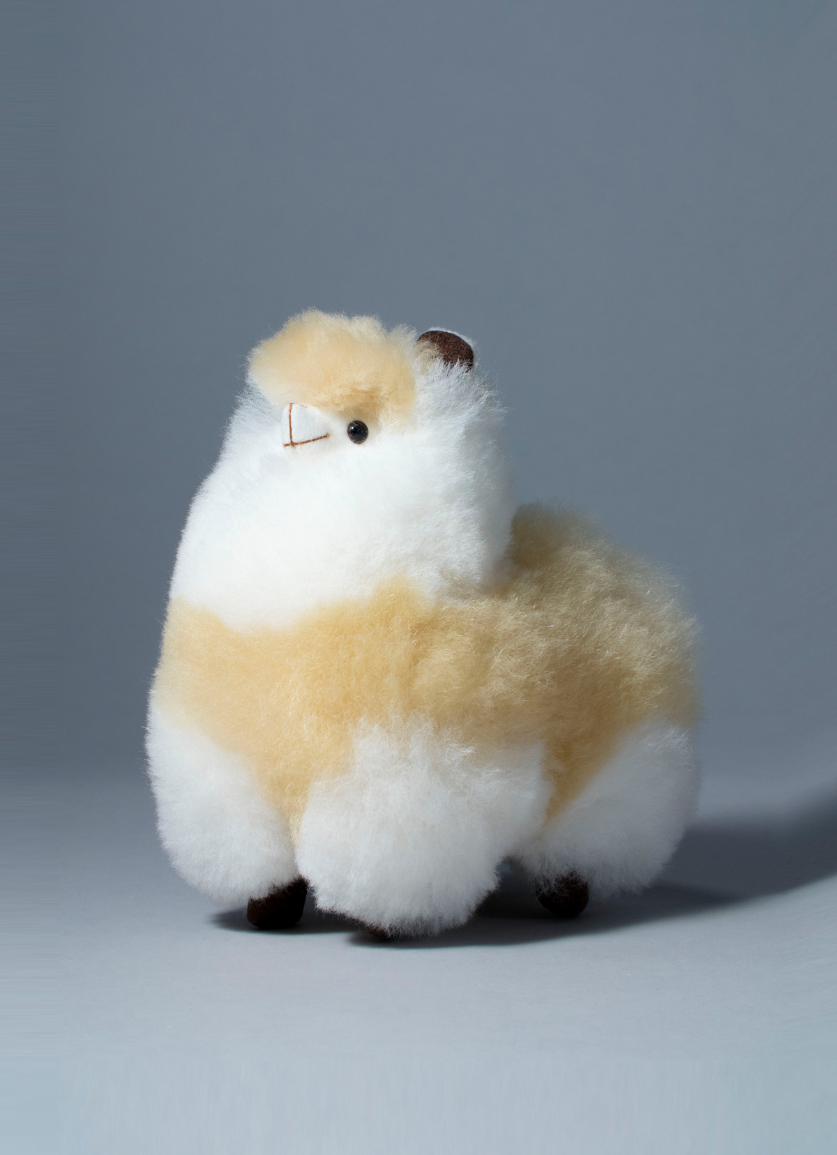 【秘魯國家館】ST.MALO 秘魯工匠手工原生羊駝毛仿真羊駝家飾娃娃20CM-2186UA-烤布蕾