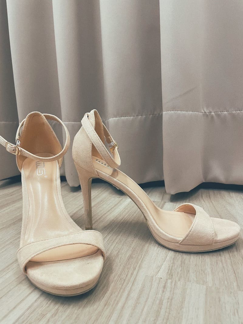 裸色一字細根涼鞋