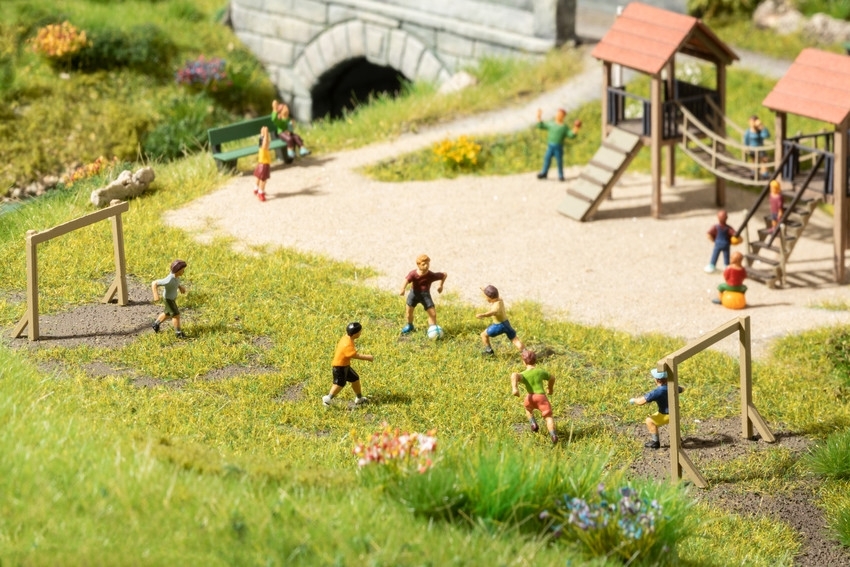 Noch 15817 HO scale, Children on the Football Ground