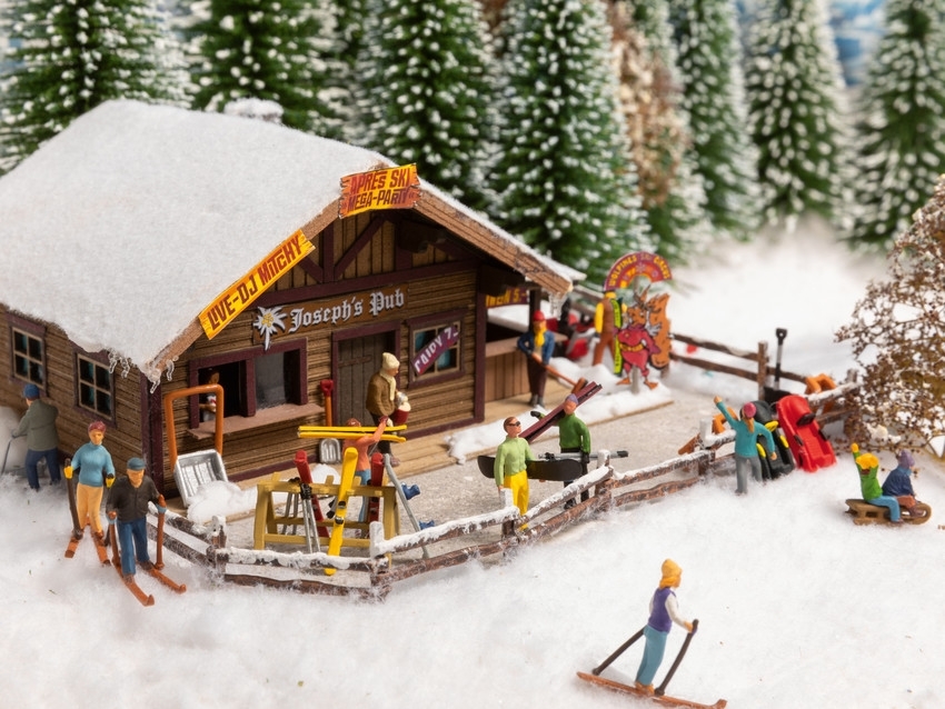 Noch 16220 HO Themed Figures Sets “Winter’s Day”