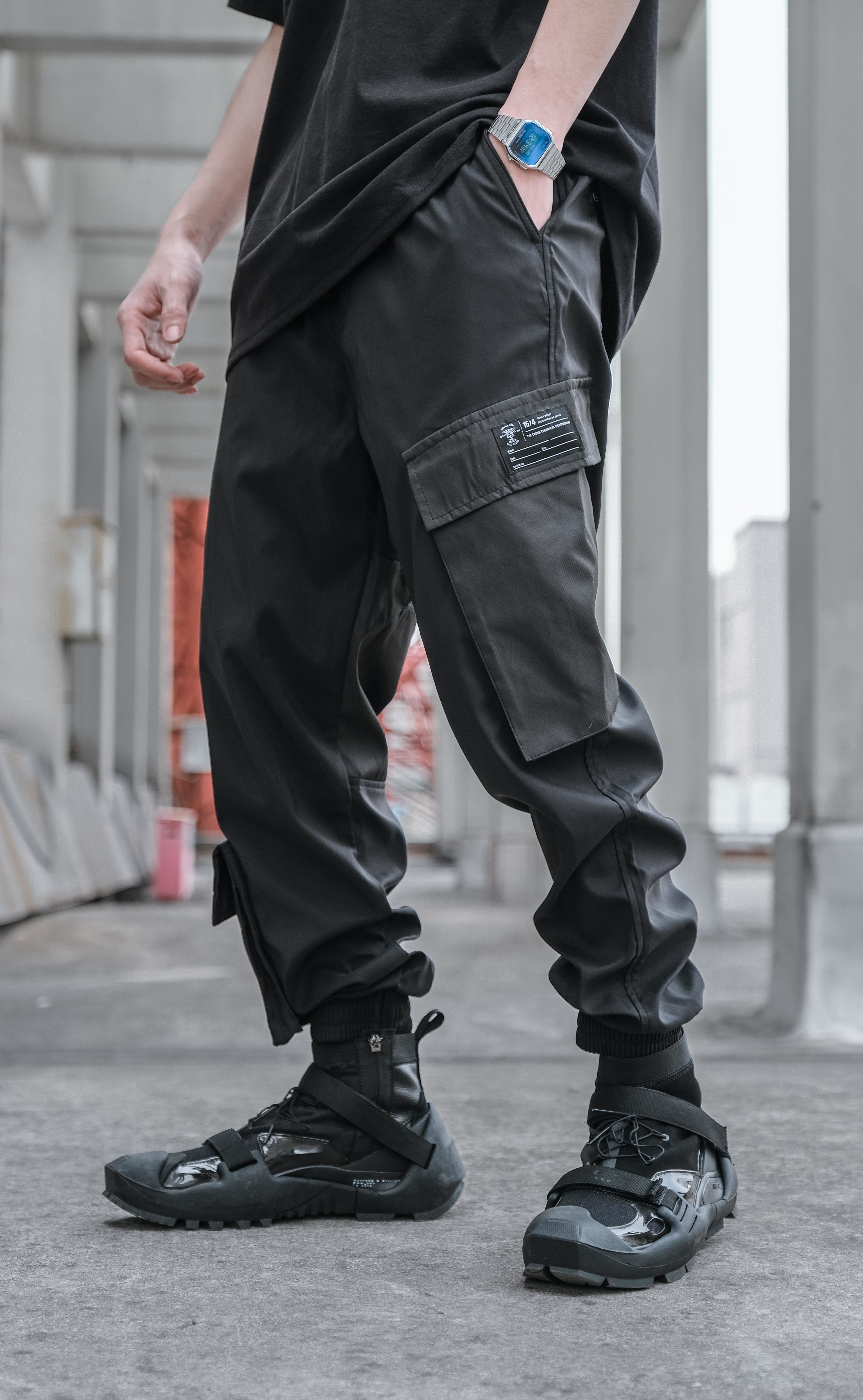 黑色直筒單袋工裝束腳褲