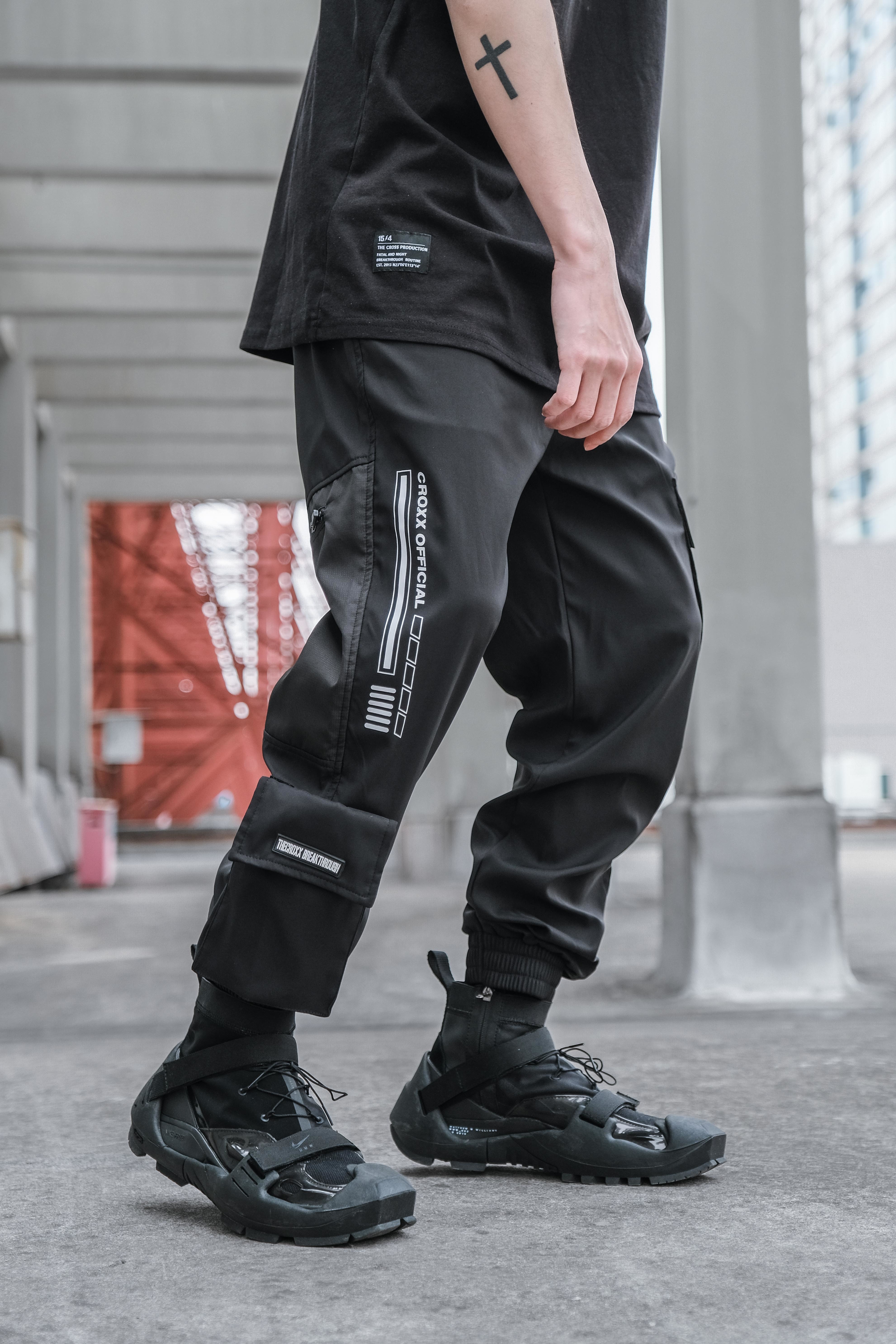 黑色直筒單袋工裝束腳褲