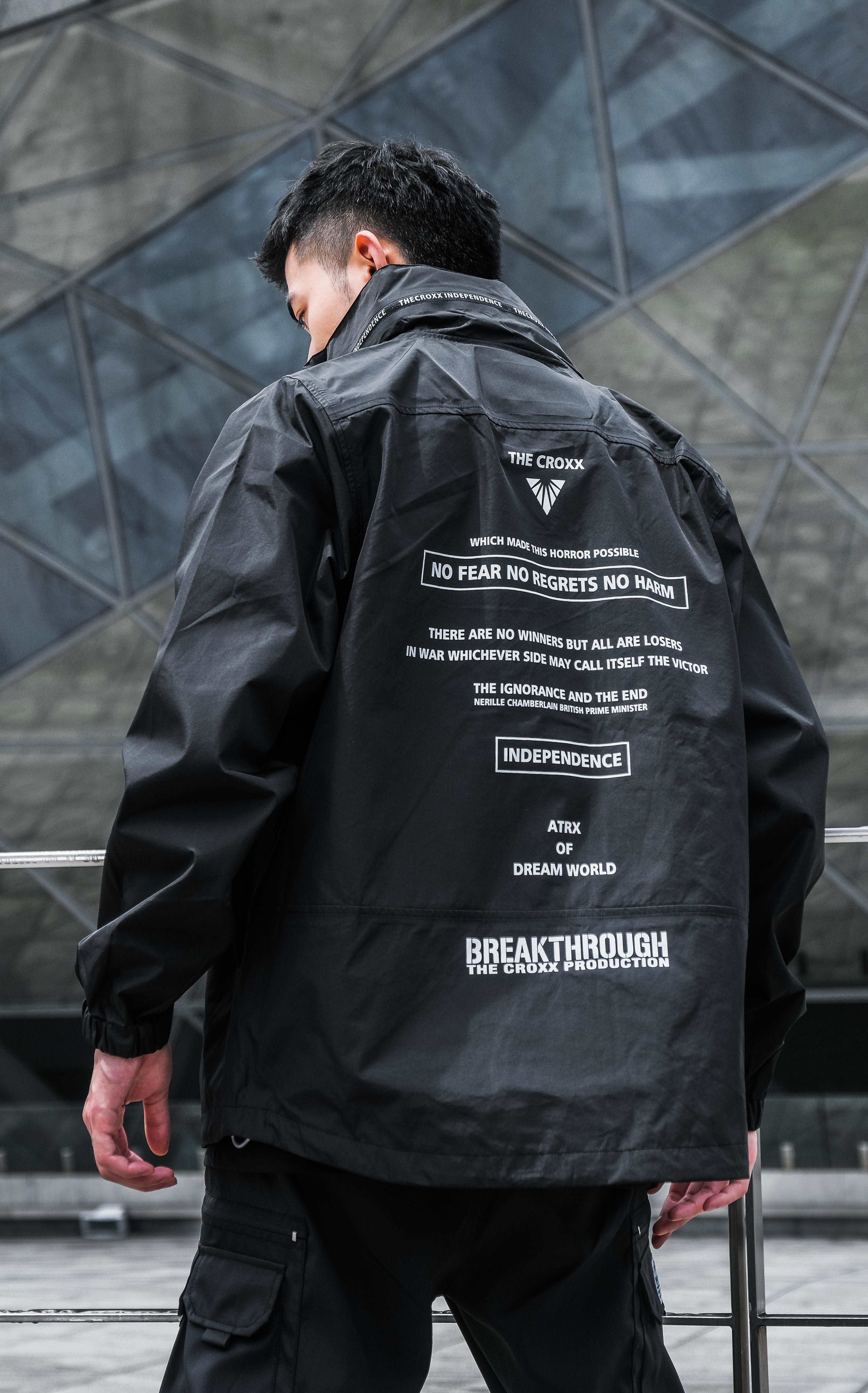 黑色機能連帽衝鋒外套