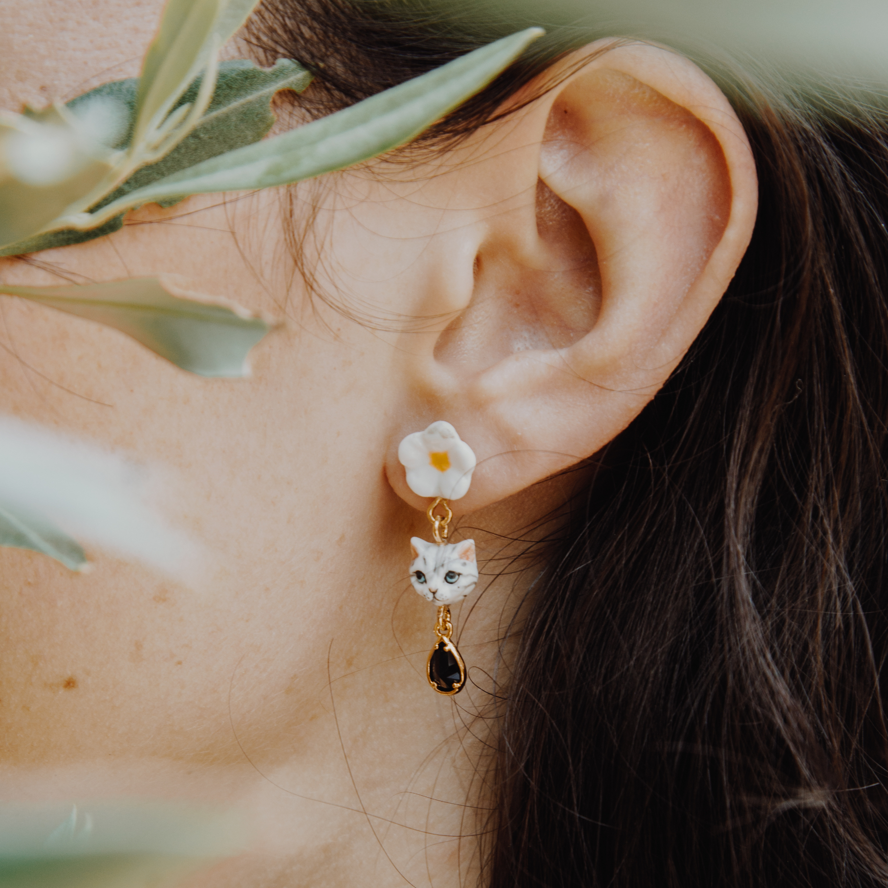 NACH 華麗奪目花貓垂墜瓷耳環