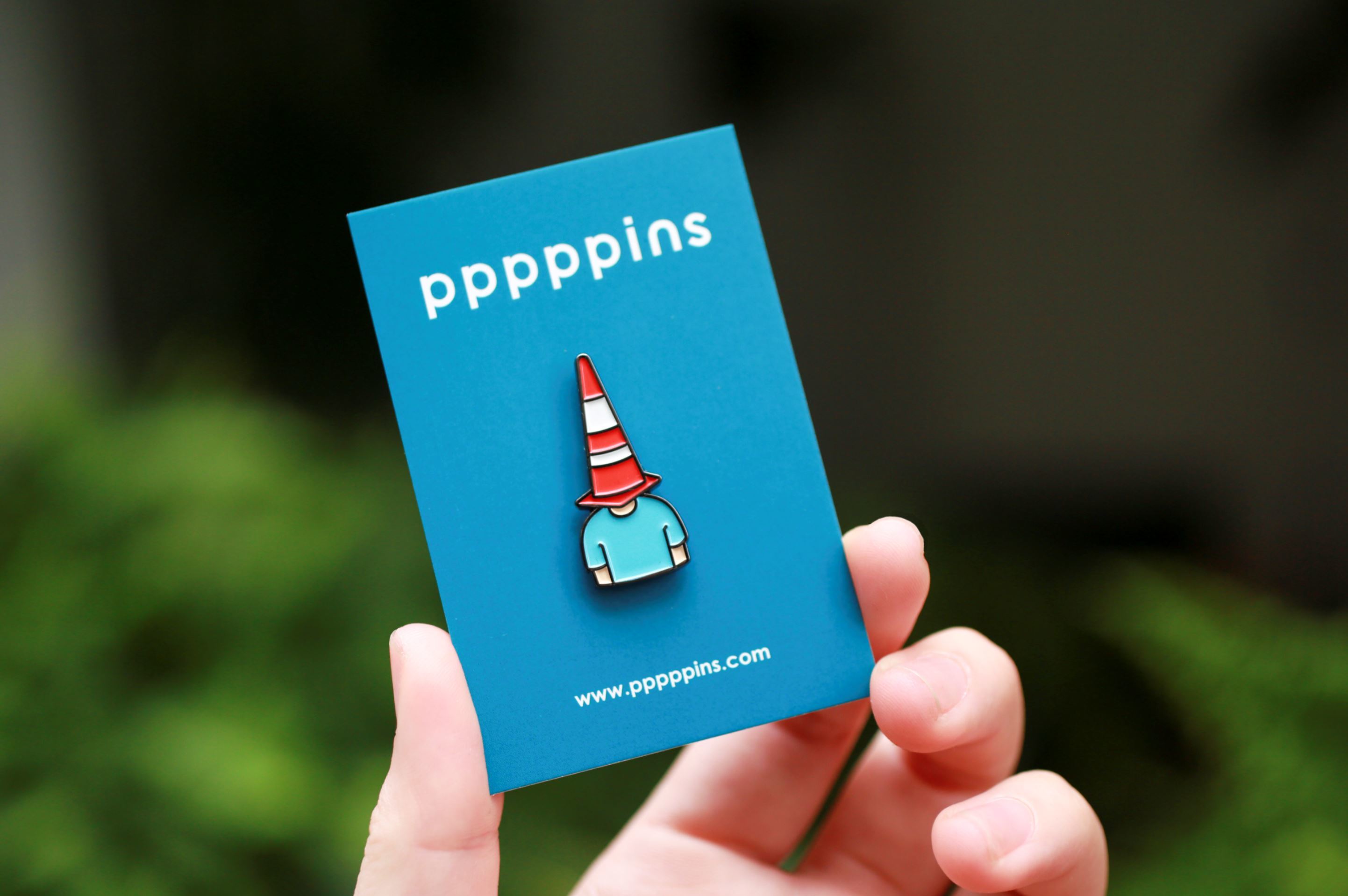 三角錐藍衣男 琺瑯別針 胸章｜pppppins