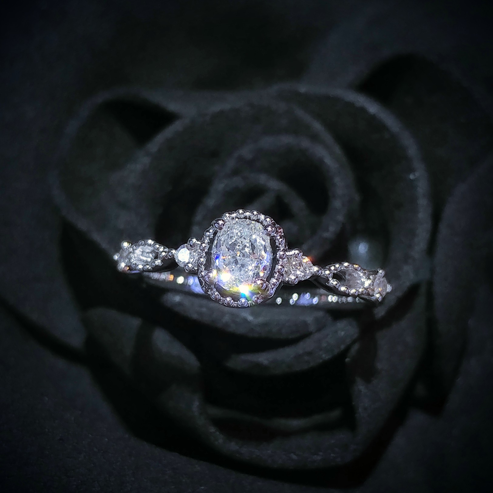 全新18K白金【單粒39份鑽石】 配小鑽共45份鑽石戒指