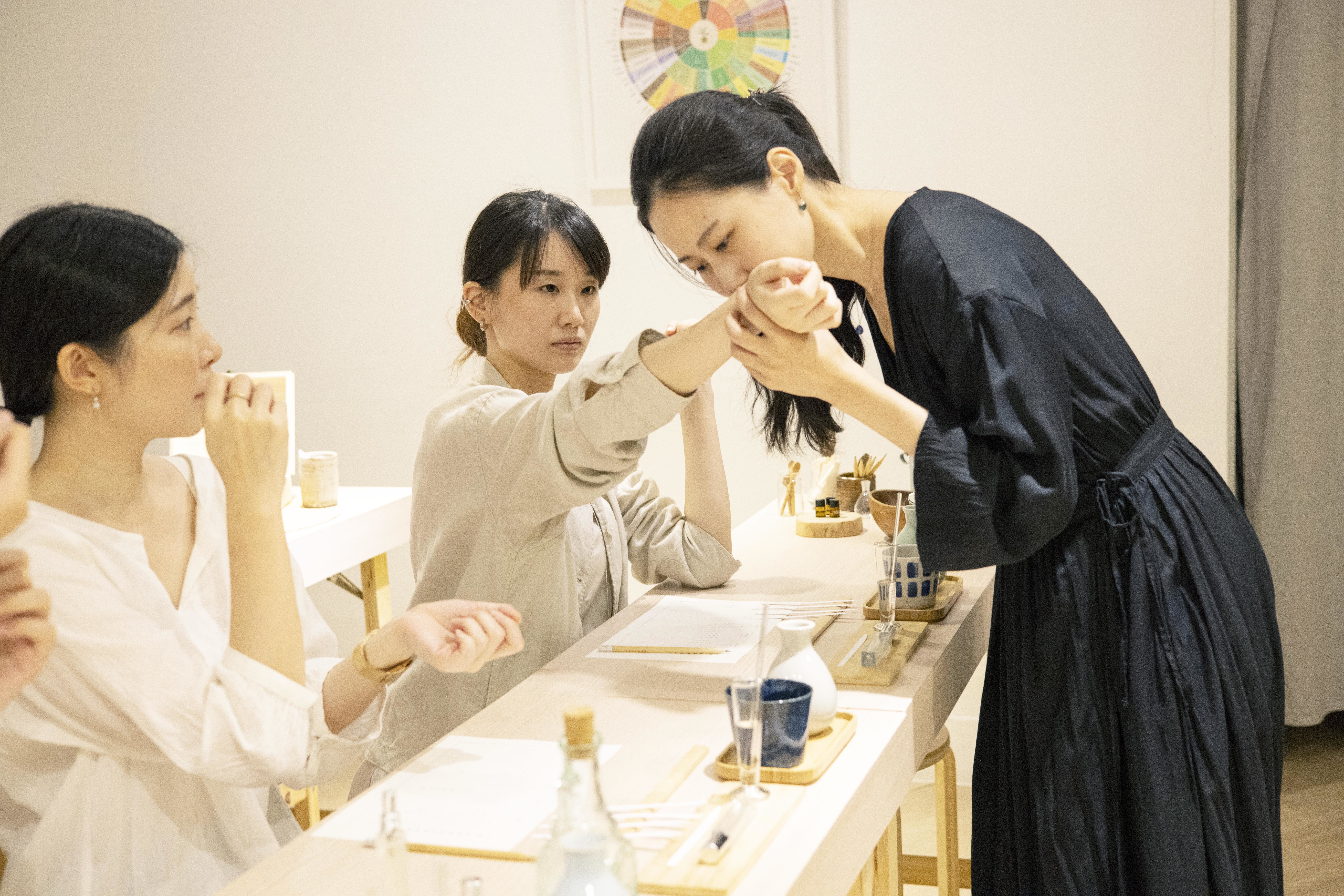 課程 〉方時凝結．自然香水創作課—秋日課表 "秋風小故事"