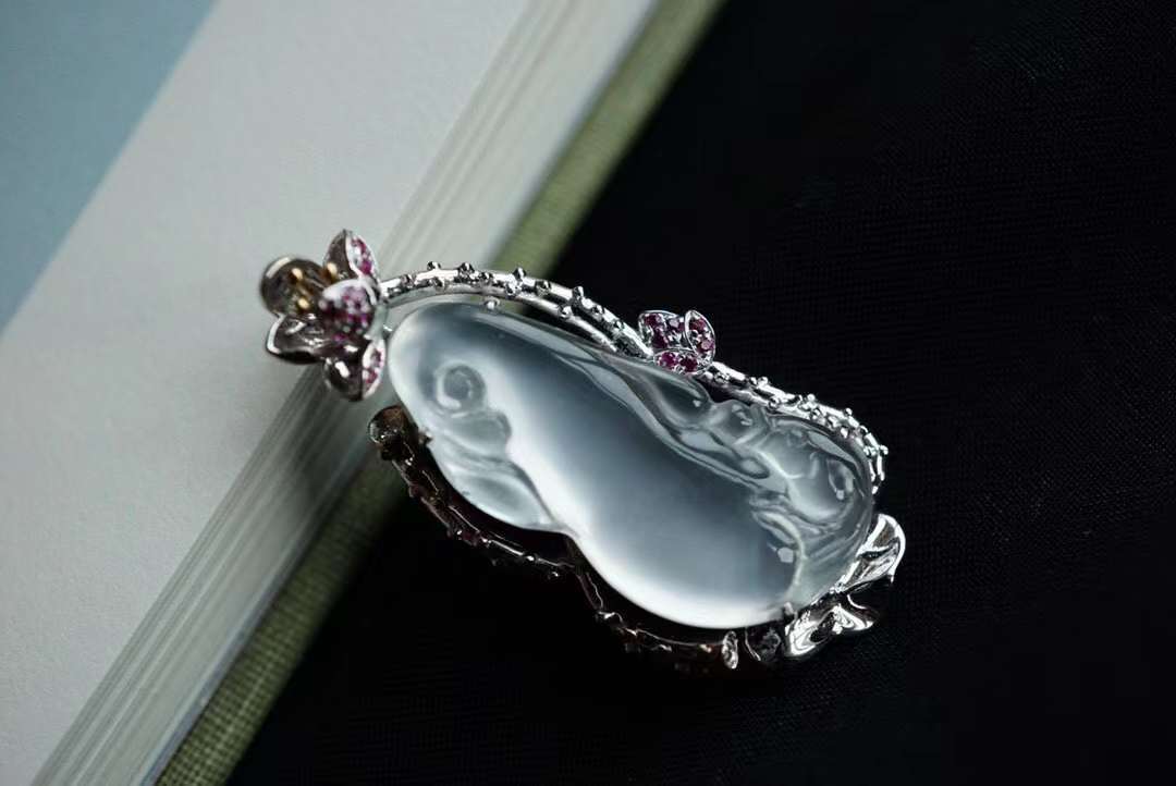 818839 純茅臺白玻璃種“連年有餘”吊墜