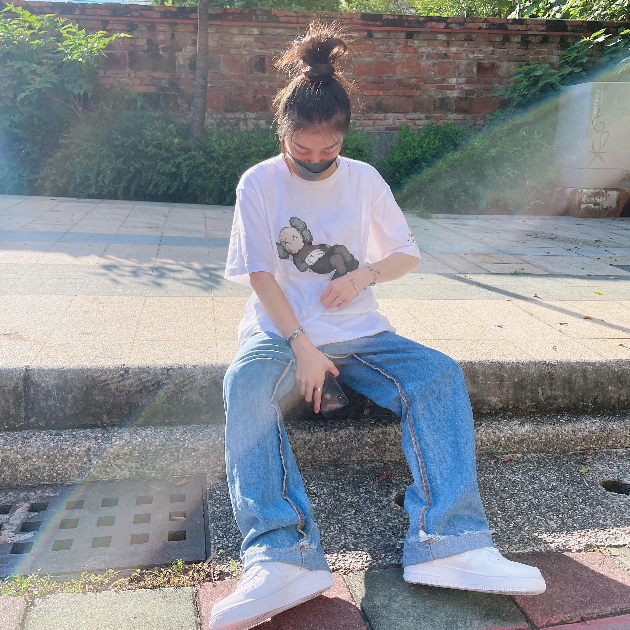 日本東京限定  KAWS x UNIQLO  摀臉  聯名款 Kaws Tokyo T-Shirt 現貨